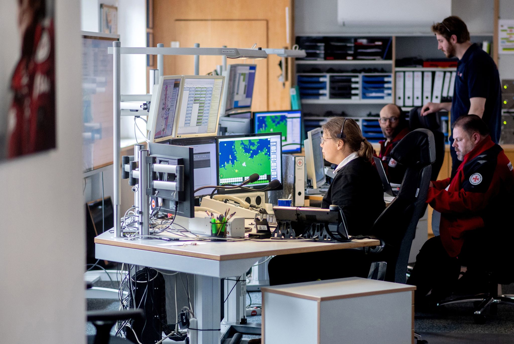 Mitarbeiter Der Deutschen Gesellschaft Zur Rettung Schiffbrüchiger Koordinieren In Der Rettungsleitstelle Den Such- Und Rettungseinsatz.