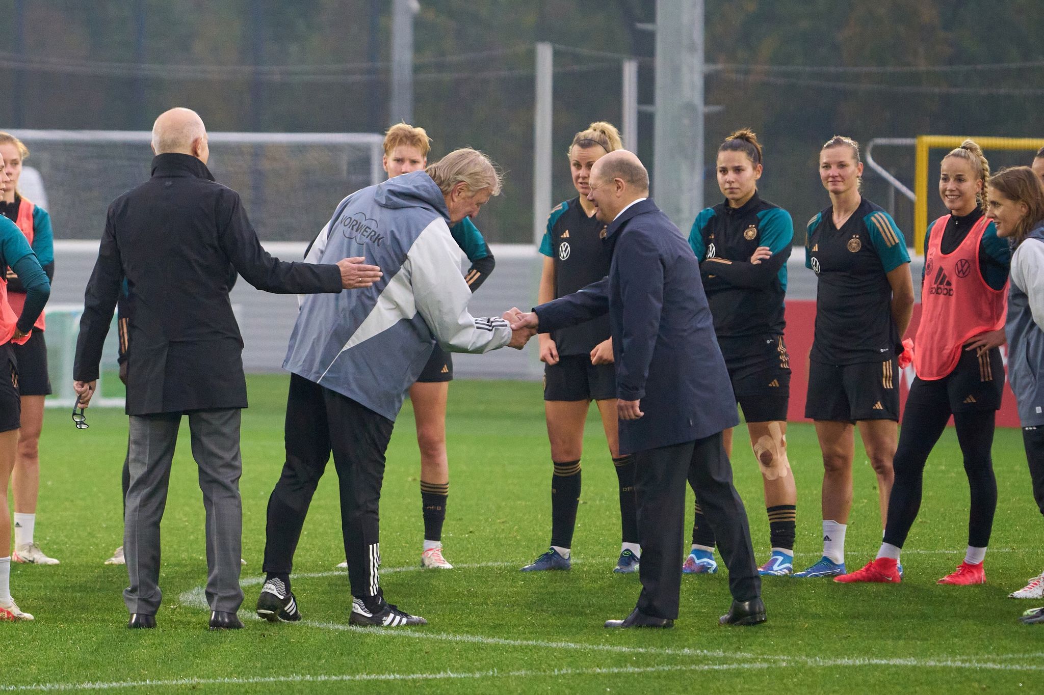 Bundeskanzler Olaf Scholz Besuchte Die DFB-Frauen Beim Training In Frankfurt Am Main.