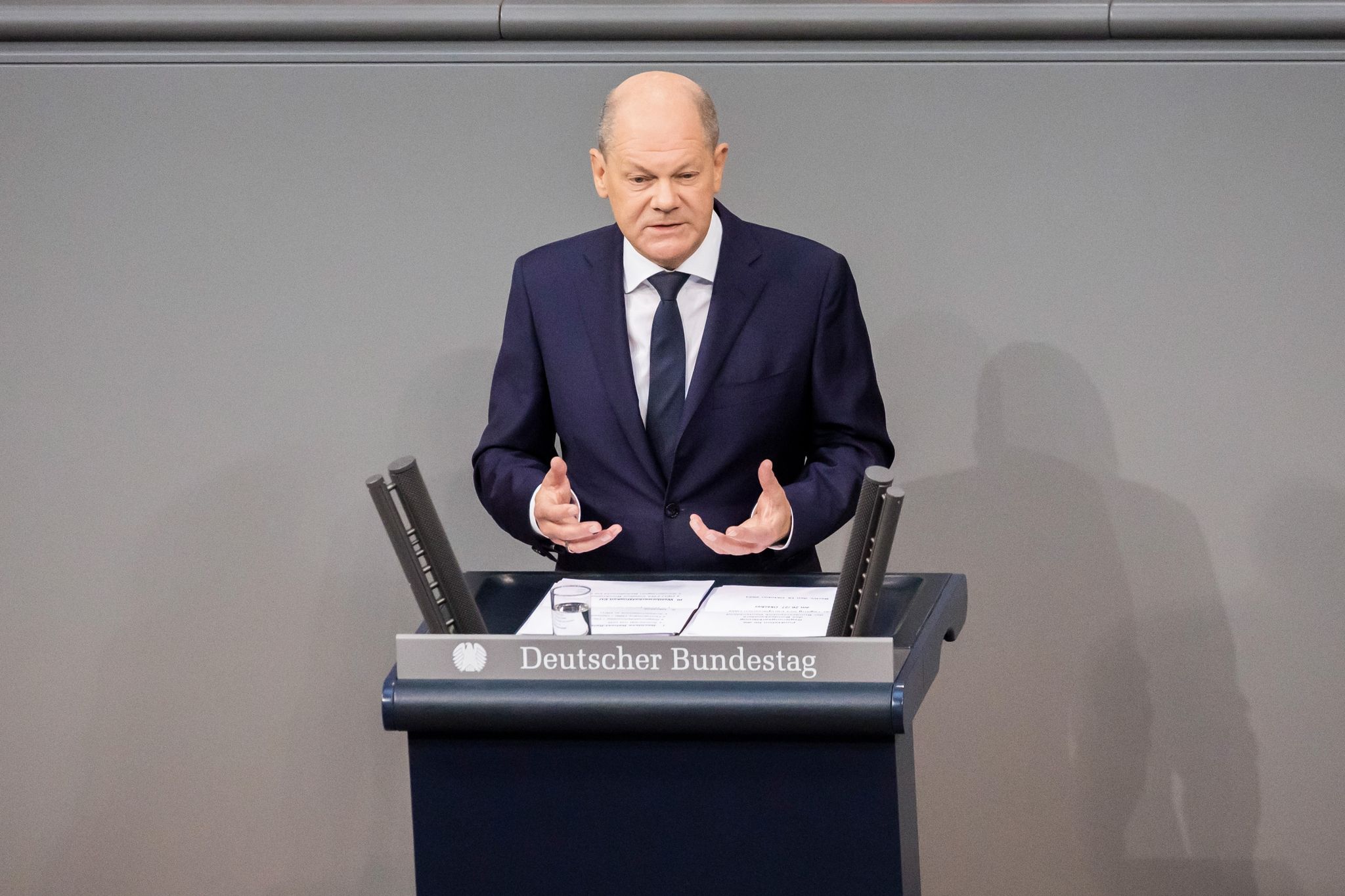 Die Regierung Von Bundeskanzler Olaf Scholz (SPD) Will Hindernisse Für Abschiebungen Abbauen. So Soll Beispielsweise Ausreisepflichtigen In Haft Ihre Abschiebung Nicht Mehr Angekündigt Werden.