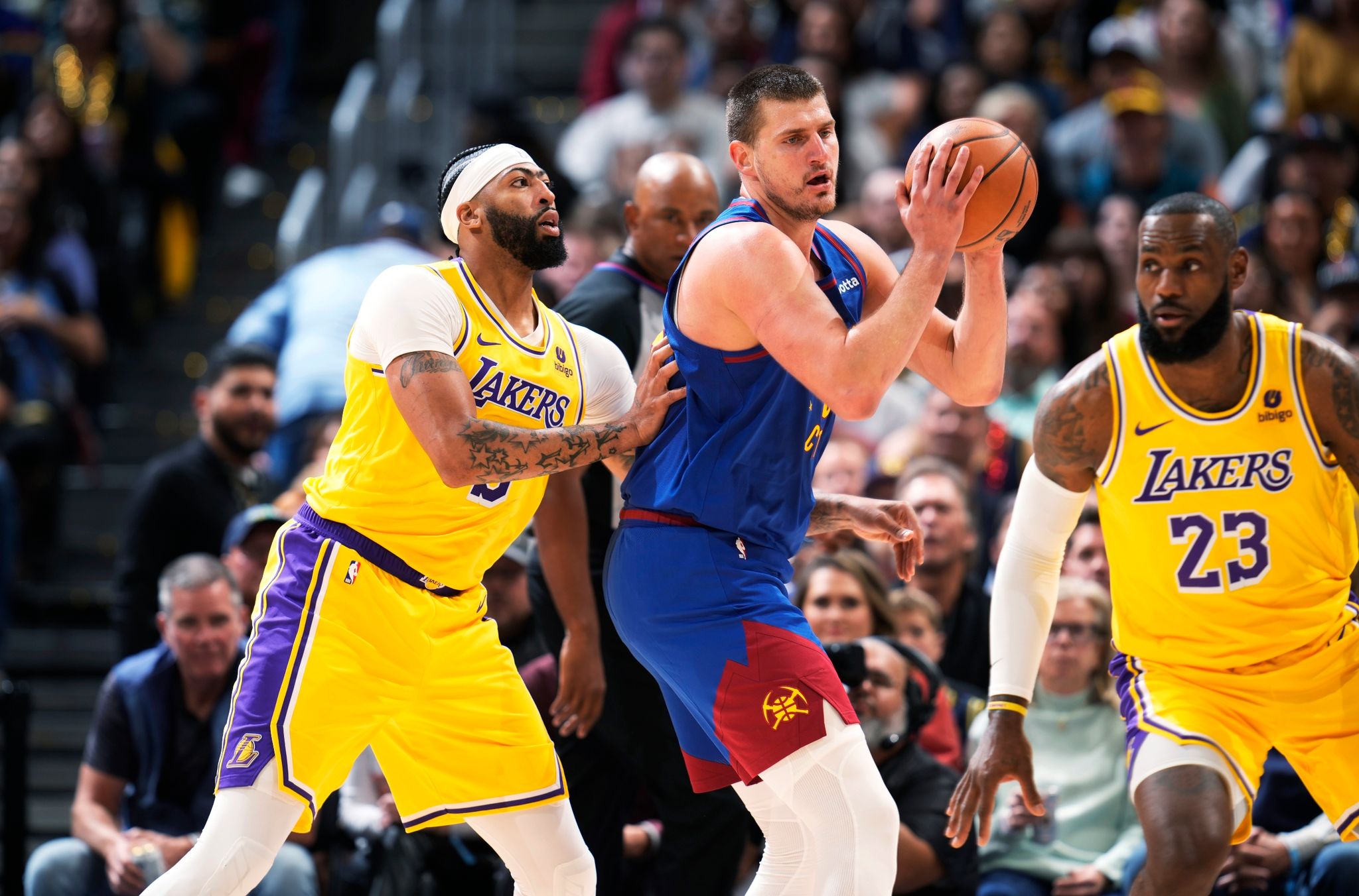 Nikola Jokic (M) Von Den Denver Nuggets Gegen Anthony Davis (l) Und LeBron James Von Den Los Angeles Lakers.