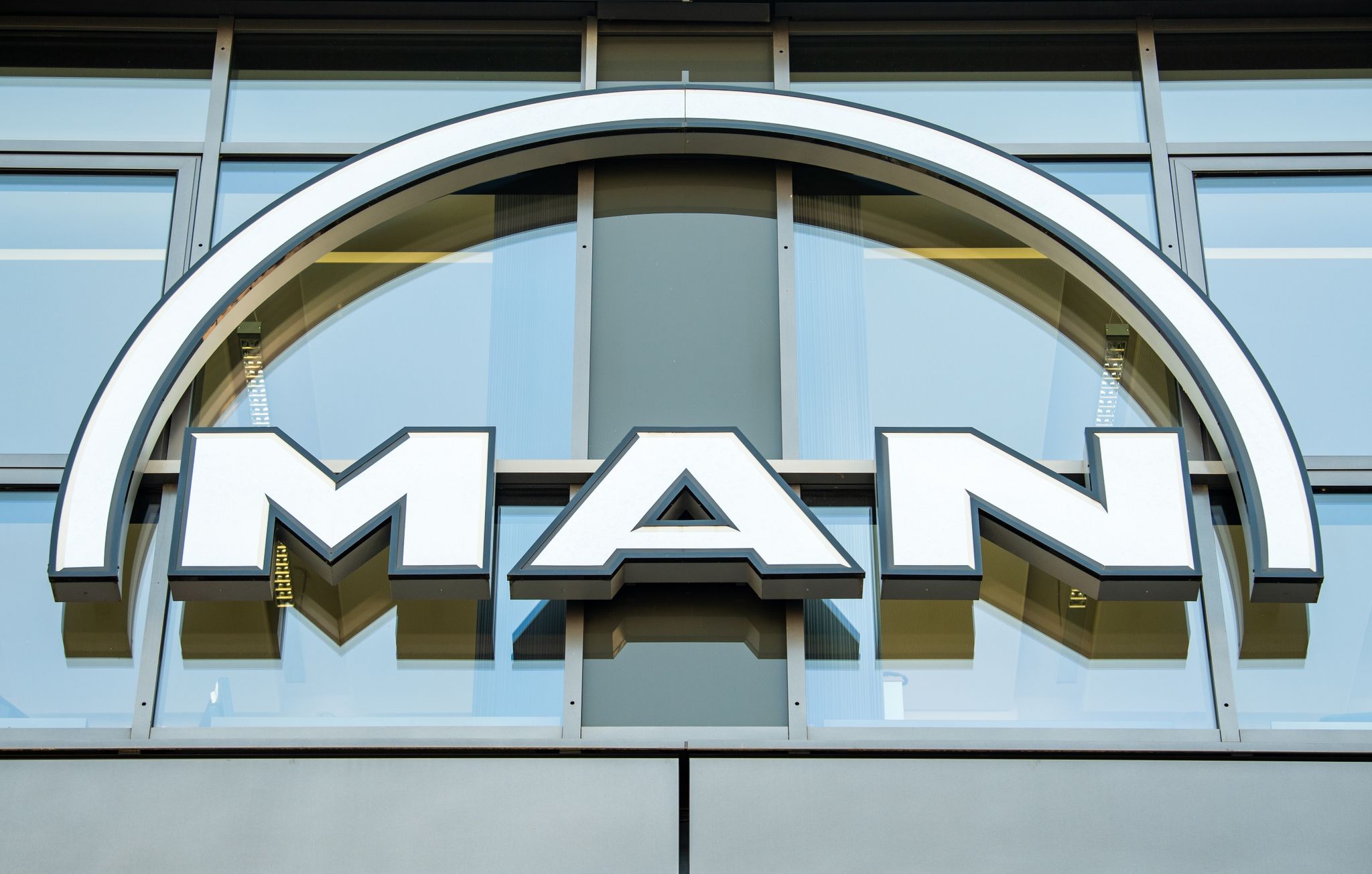 Das MAN Logo Hängt An Der Fassade Eines Bürogebäudes In Der Parkstadt Schwabing, Im Norden Der Bayerische Landeshauptstadt.