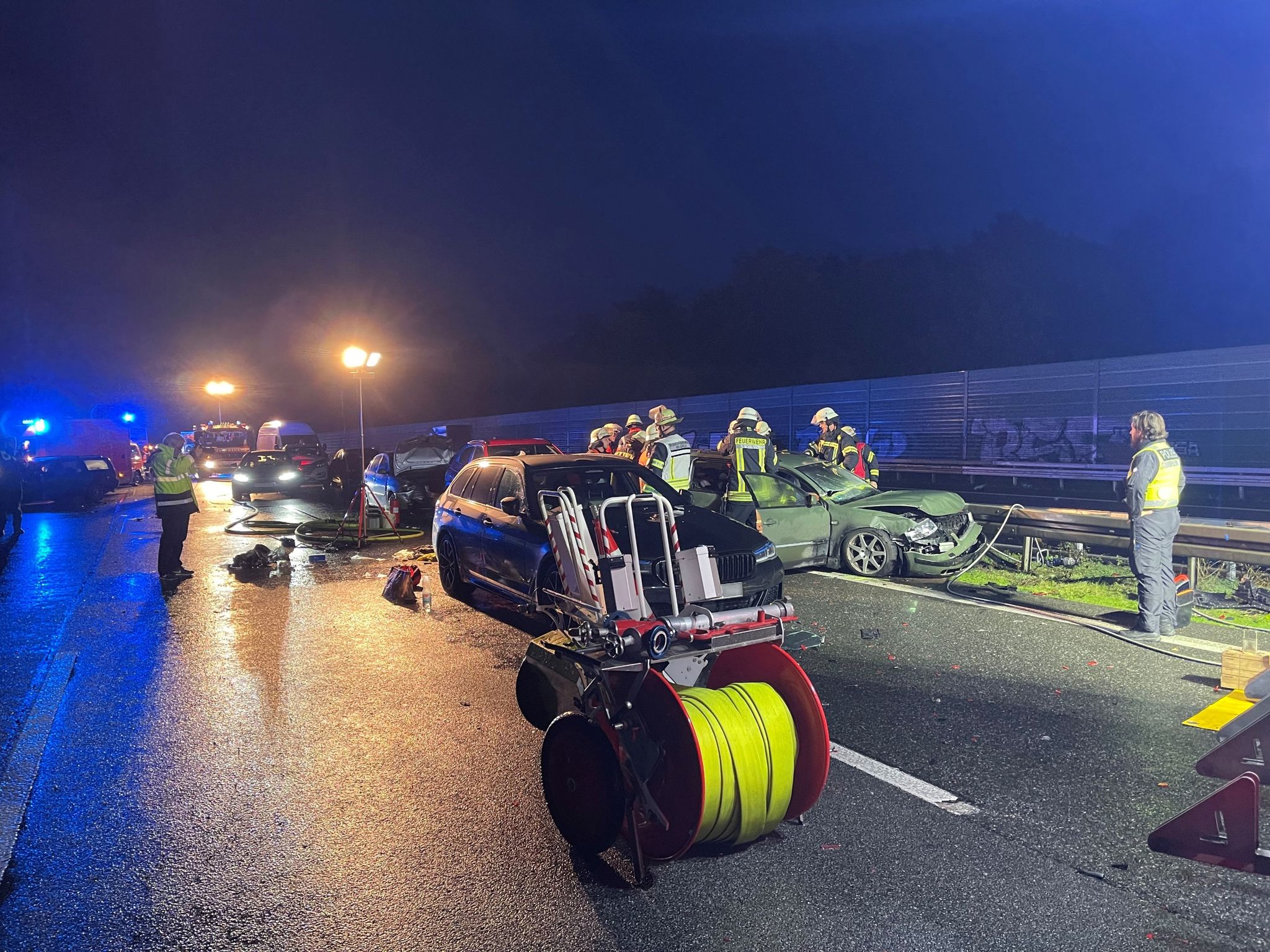 Feuerwehr Und Polizei An Der Unfallstelle.