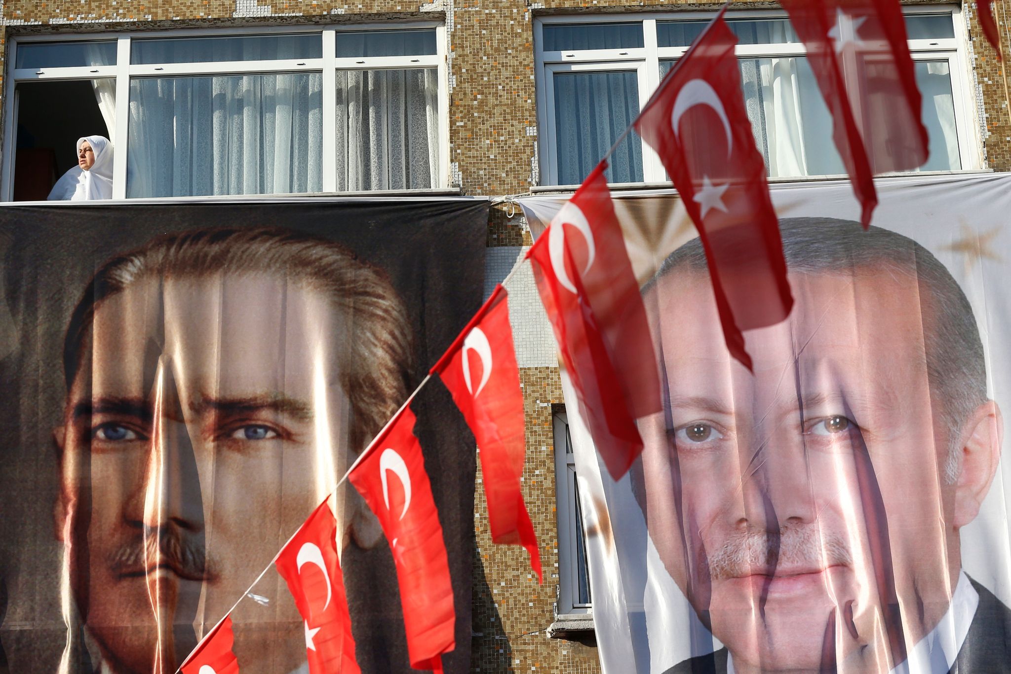 Kemal Atatürk (l) Hat Die Türkei 1923 Gegründet, Heute Steht Recep Tayyip Erdogan An Der Spitze Des Staates.