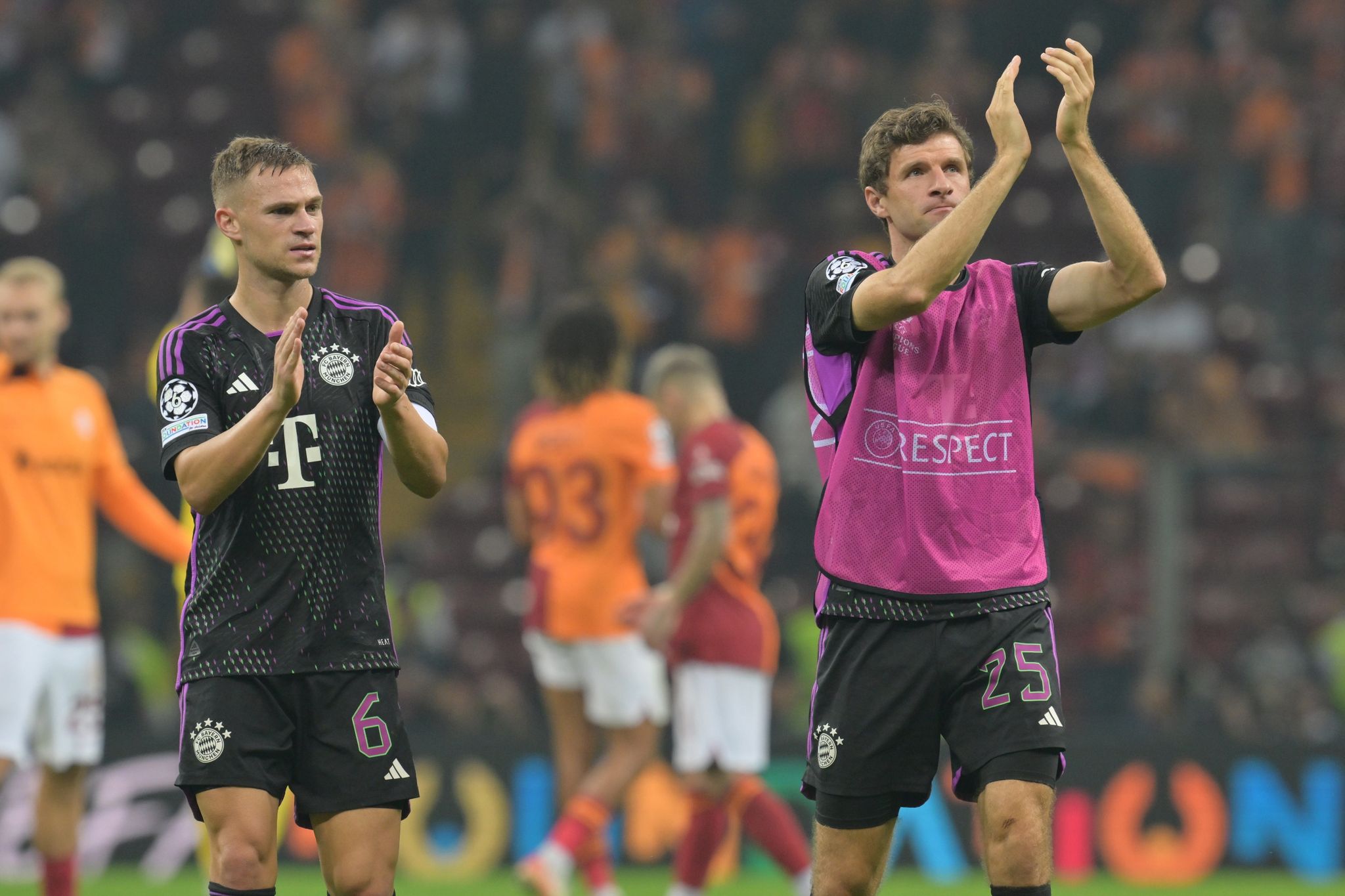 Die Bayern-Stars Joshua Kimmich (l) Und Thomas Müller Bedanken Sich Nach Dem Spiel In Istanbul Bei Den Fans.