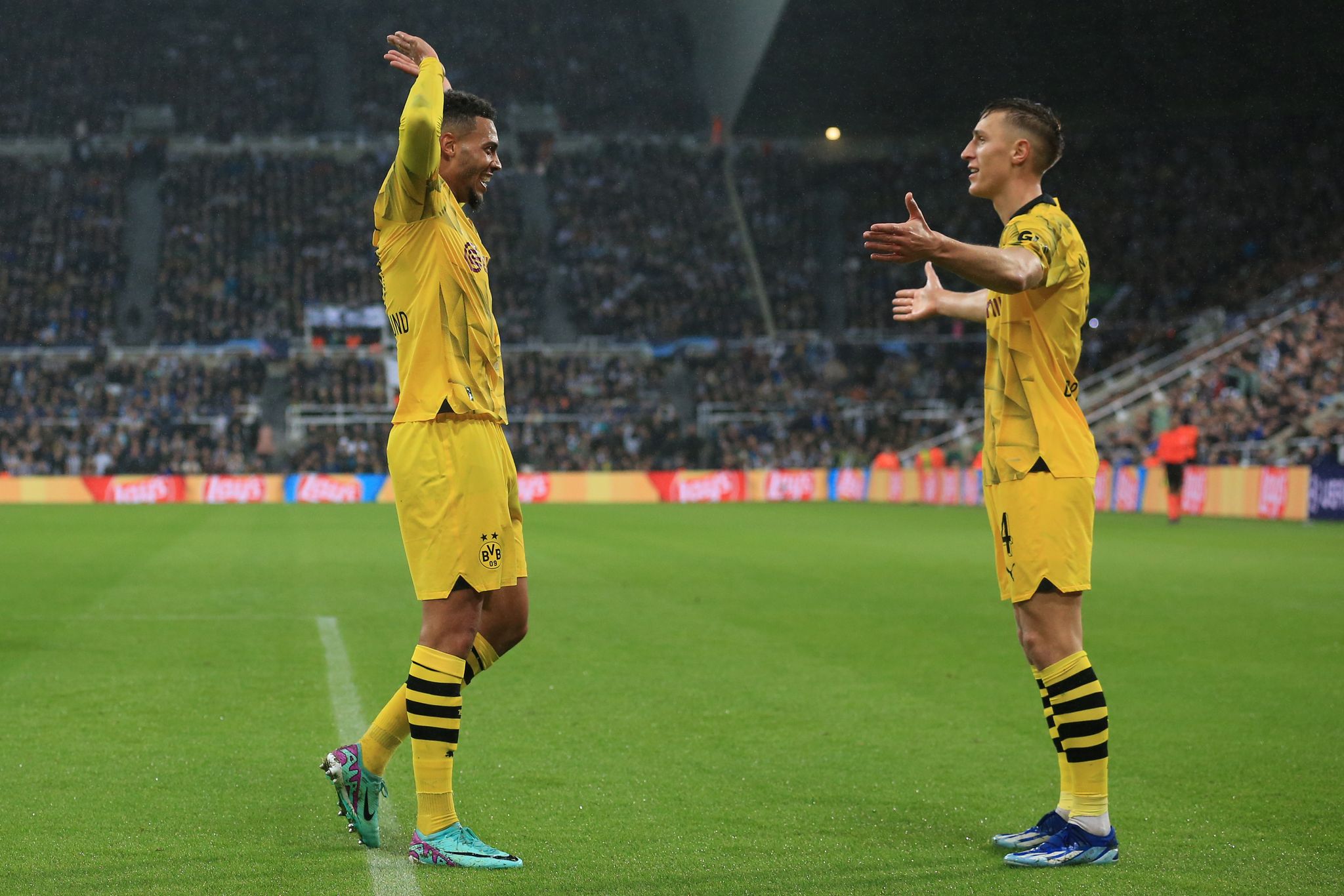 Dank Eines Treffers Von Felix Nmecha (l) Siegte Borussia Dortmund Bei Newcastle United.