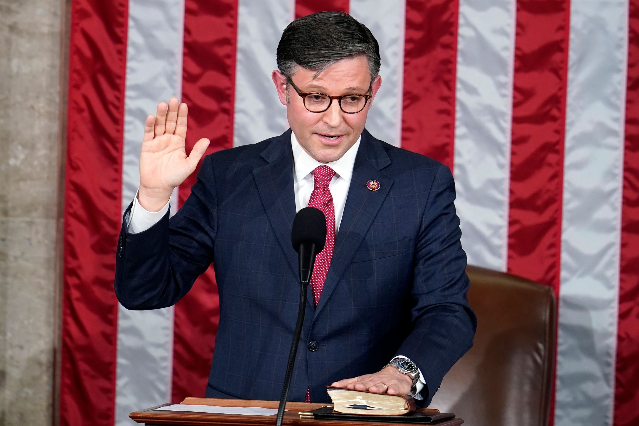 Mike Johnson Wird Als Vorsitzender Des US-Repräsentantenhauses Vereidigt.