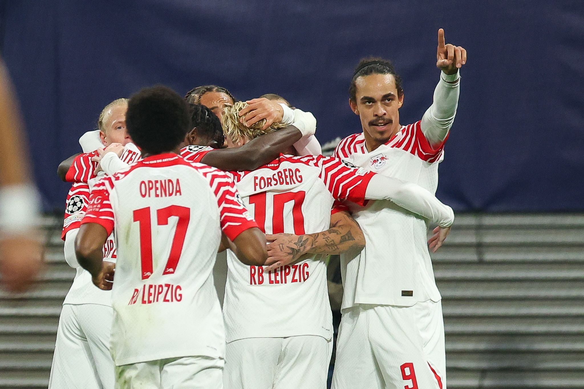 FLeipzigs Spieler Um Yussuf Poulsen (r) Jubeln Nach Raums Treffer Zum 1:0.