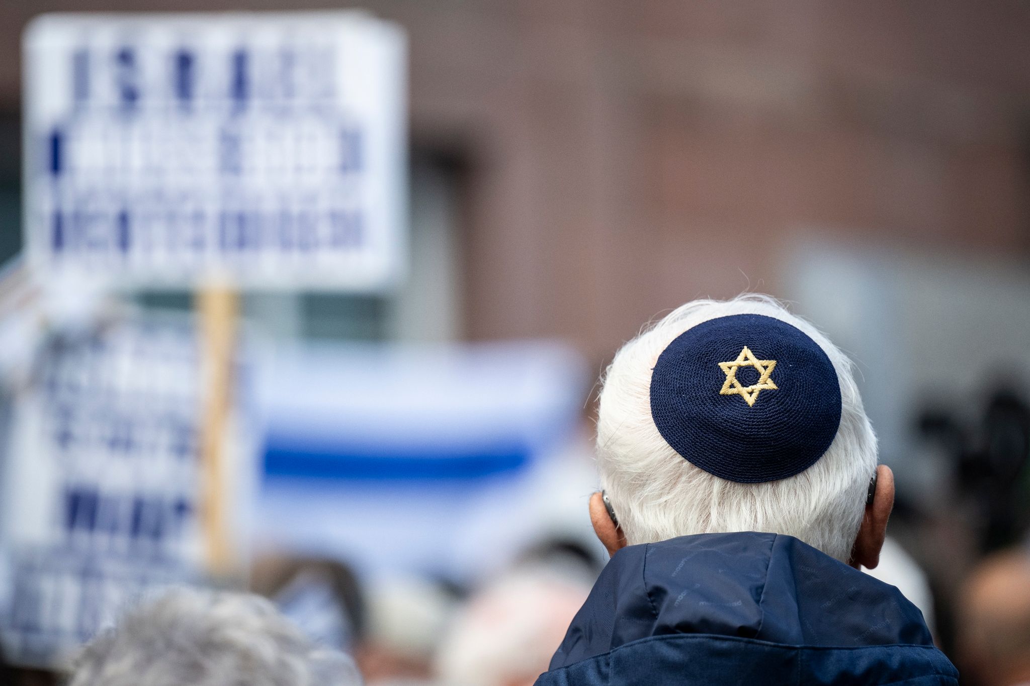Ein Teilnehmer Einer Pro-Israel-Kundgebung Trägt Eine Kippa Mit Davidsstern Vor Der Paulskirche In Frankfurt.