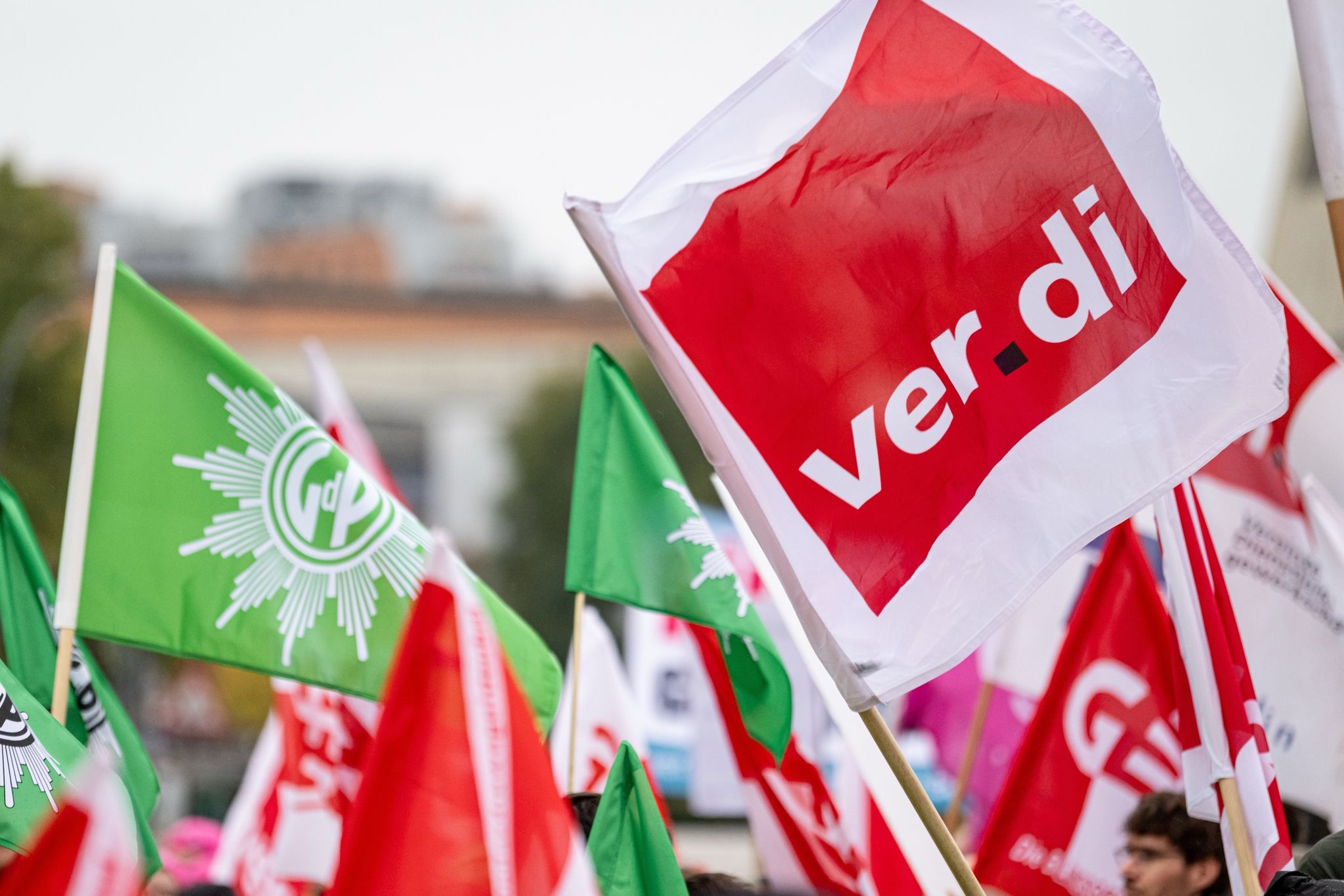 Die Tarifverhandlungen Für Den öffentlichen Dienst Werden Von Demonstrationen Auf Dem Scharounplatz In Berlin Begleitet.