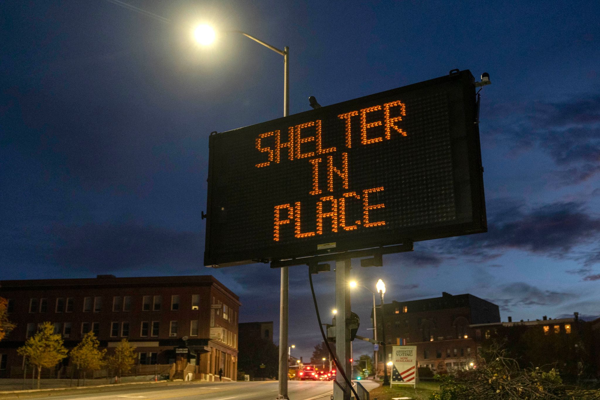 Ein Schild Rät Den Anwohnern In Der US-Stadt Lewiston, Zu Hause Zu Bleiben.