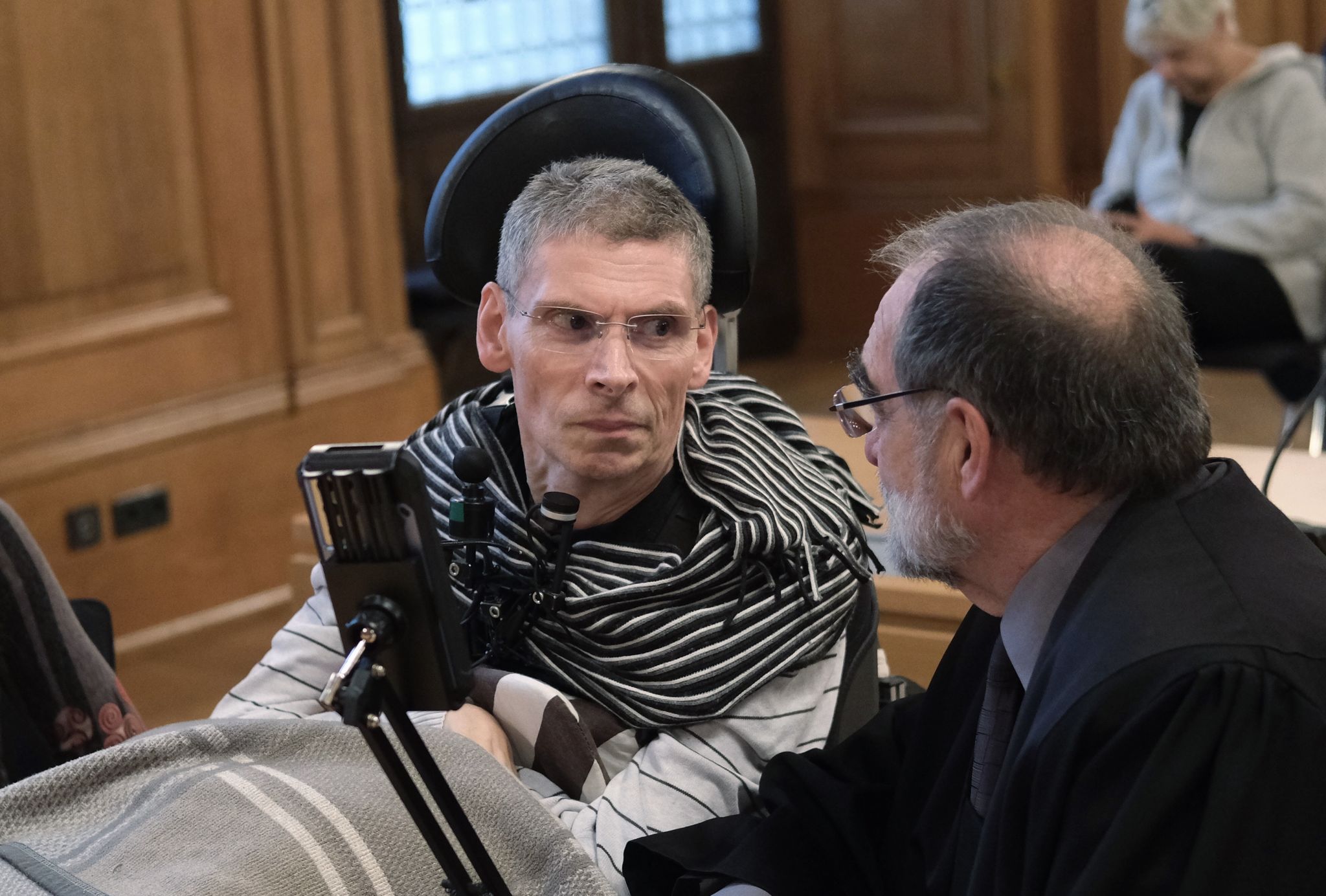 Harald Mayer (l), Durch Multiple Sklerose Komplett Bewegungsunfähig, Sitzt Neben Robert Roßbauch, Rechtsanwalt, In Einem Saal Des Bundesverwaltungsgerichtes (BVerwG).