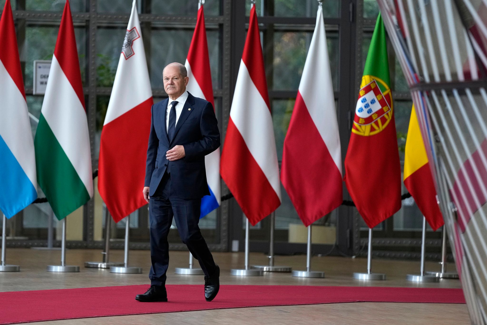 Bundeskanzler  Olaf Scholz Trifft Zum EU-Gipfel Ein.