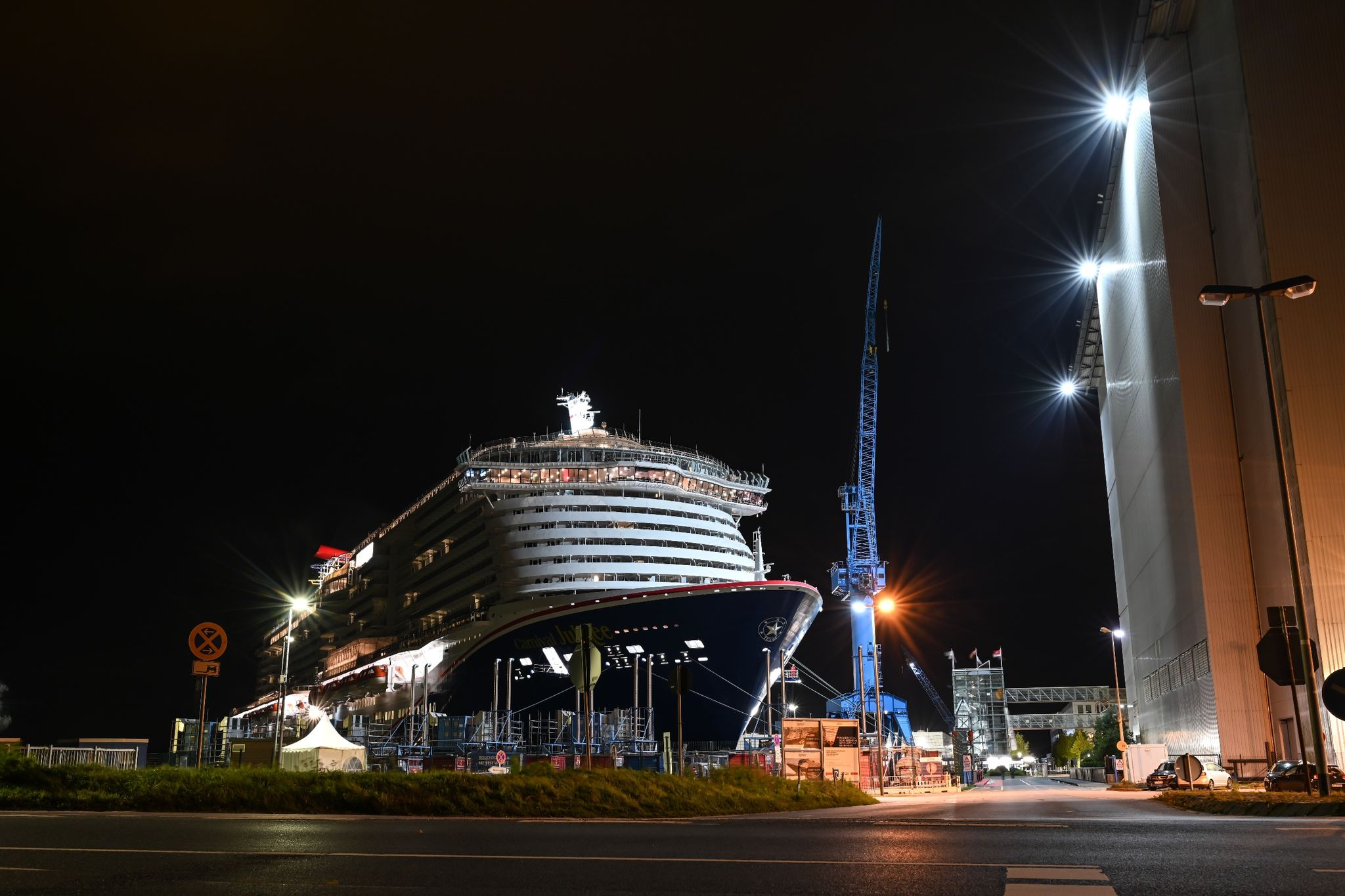 Das Kreuzfahrtschiff «Carnival Jubilee» Liegt Vor Dem Trockendock Der Meyer Werft In Papenburg.