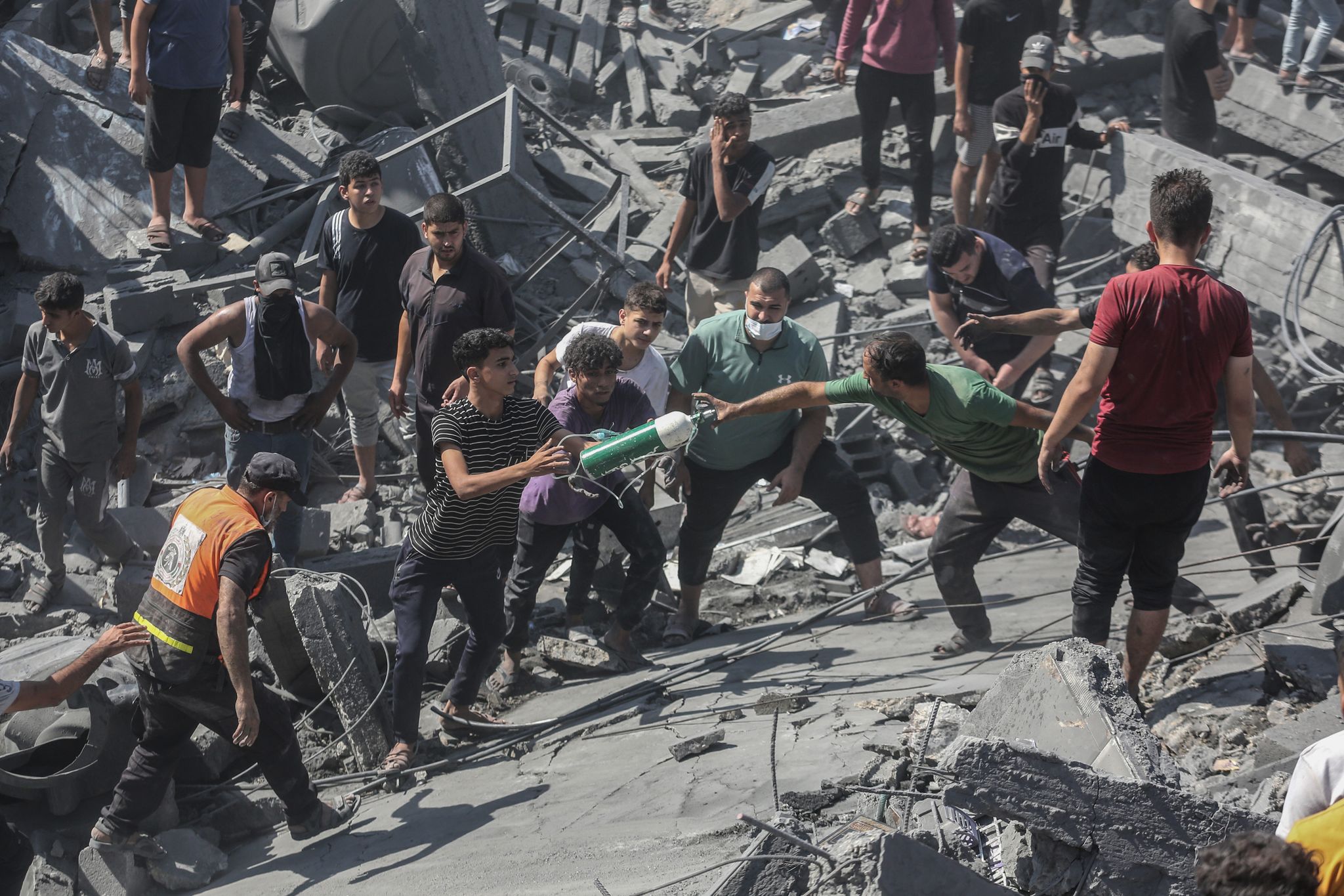 Palästinenser Durchsuchen Die Trümmer Eines Gebäudes In Chan Yunis, Das Bei Einem Israelischen Luftangriff Zerstört Wurde.