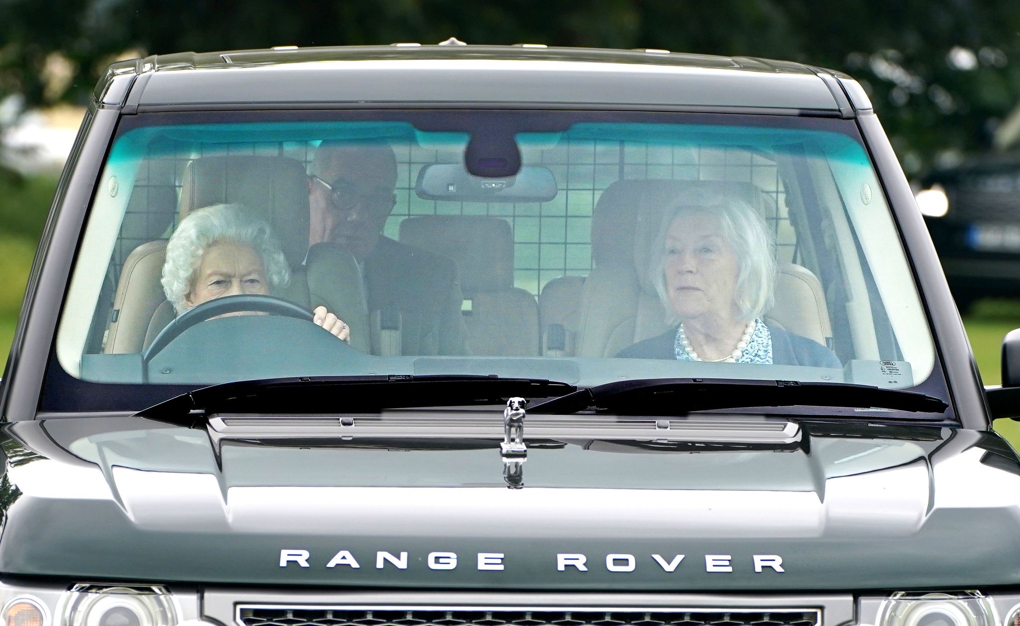 Königin Elizabeth II. Fährt Einen Range Rover Bei Der Royal Windsor Horse Show 2021.