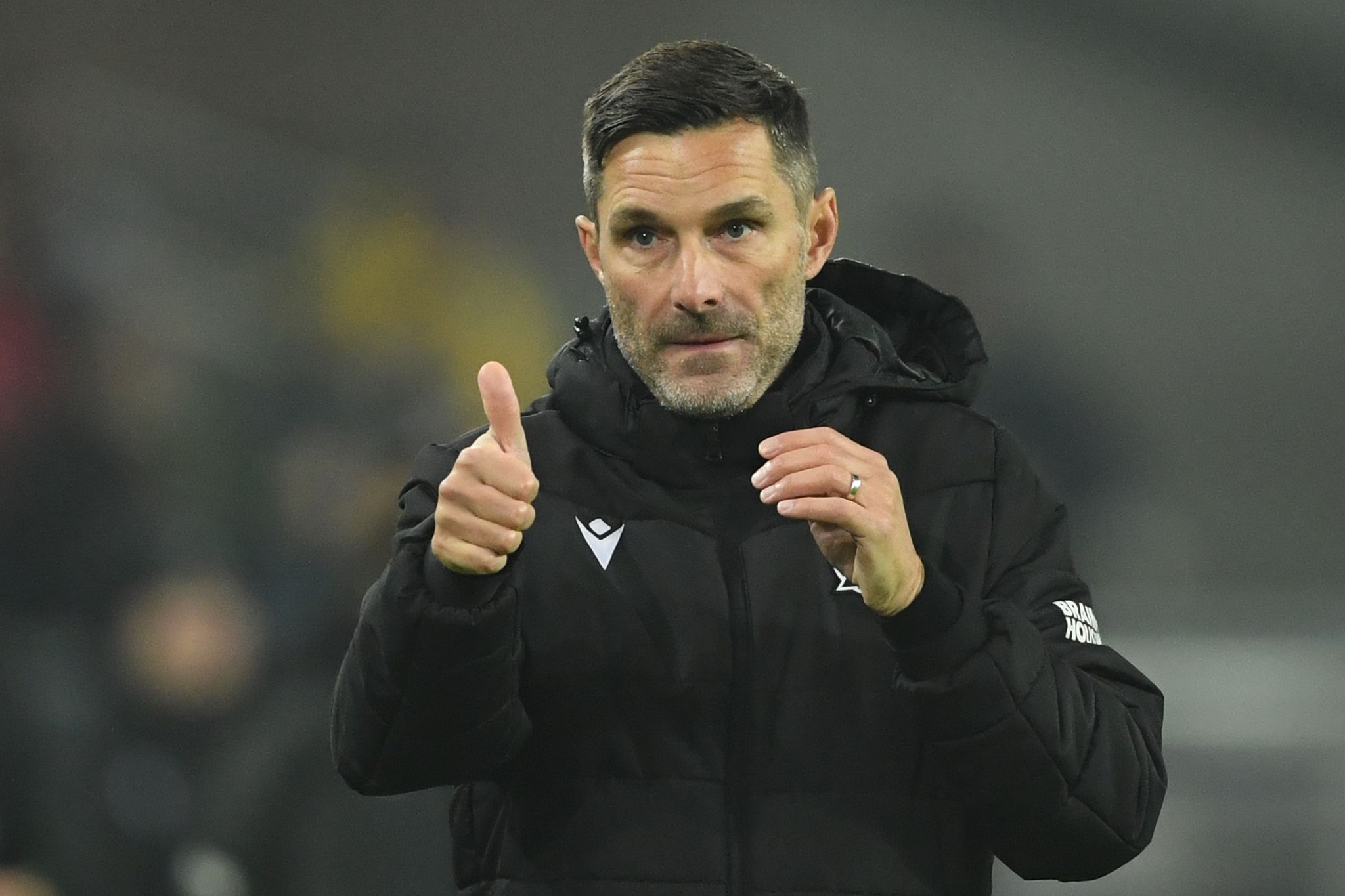 Hannovers Trainer Stefan Leitl Gestiukuliert.