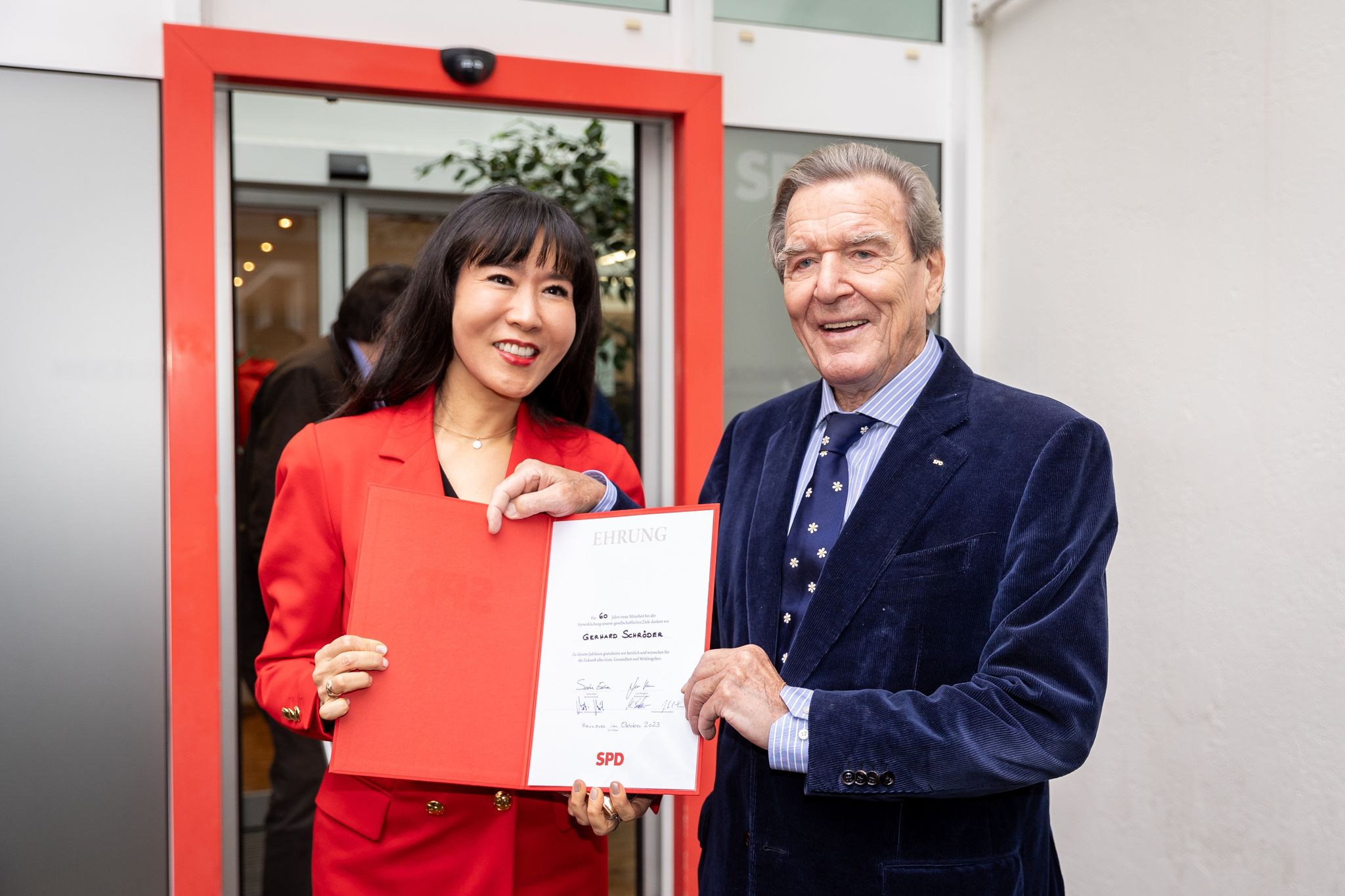 Altkanzler Gerhard Schröder Wurde Für 60 Jahre Parteimitgliedschaft Geehrt. Seine Frau So-yeon Schröder-Kim Begleitete Ihn Nach Hannover.