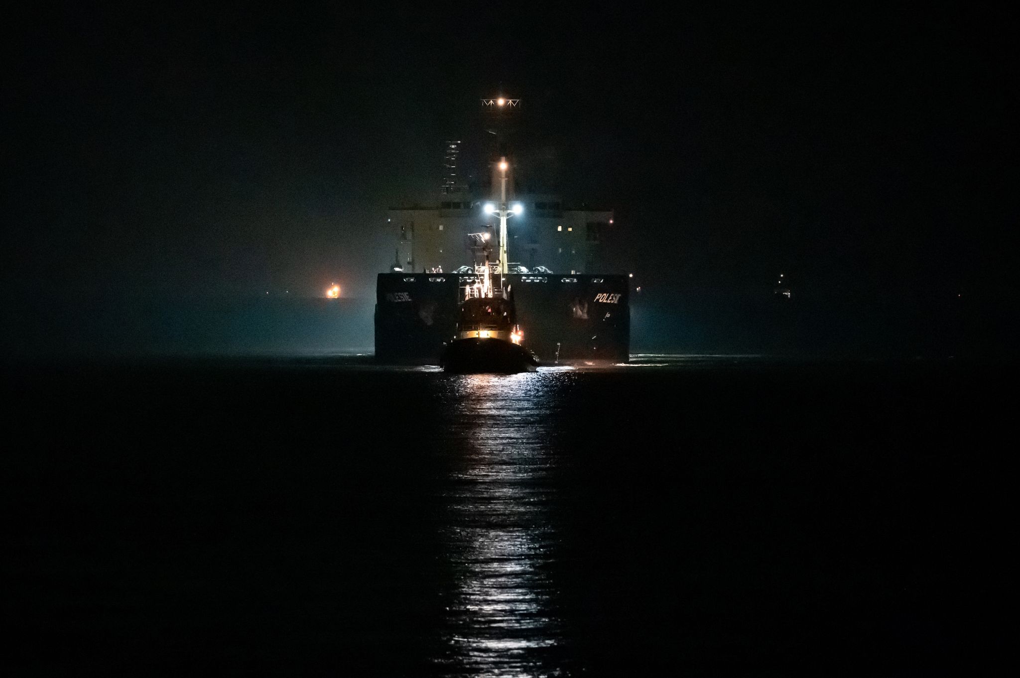 Das Frachtschiff «Polesie» Wird Von Zwei Schleppern Nach Cuxhaven Geleitet.