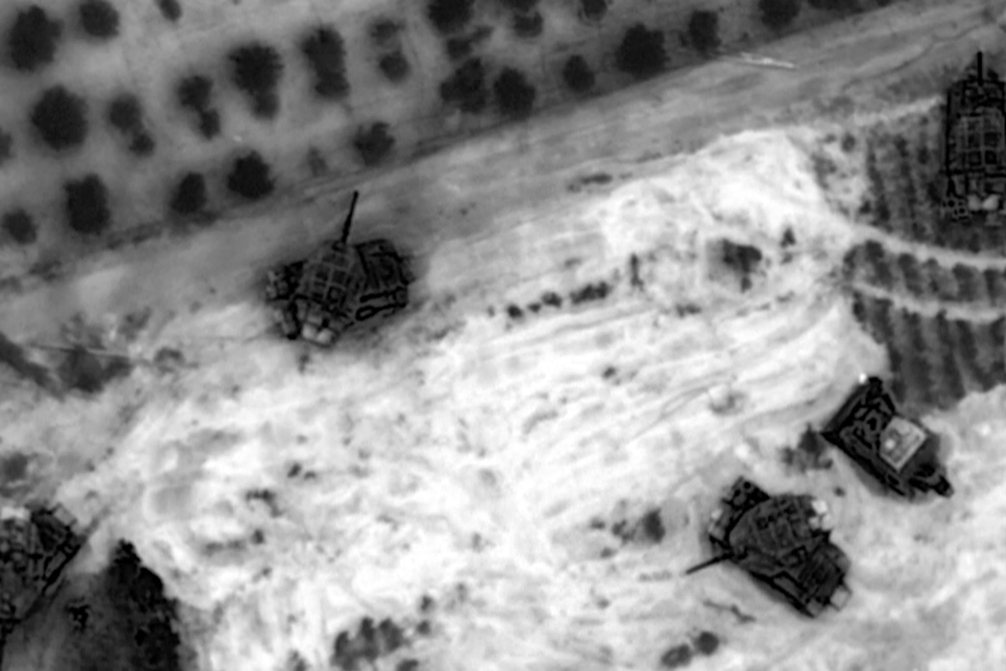 Auf Diesem Undatierten Von Den Israelischen Verteidigungskräften Zur Verfügung Gestellten Videostandbild Sind Israelische Panzer Im Gazastreifen Zu Sehen.