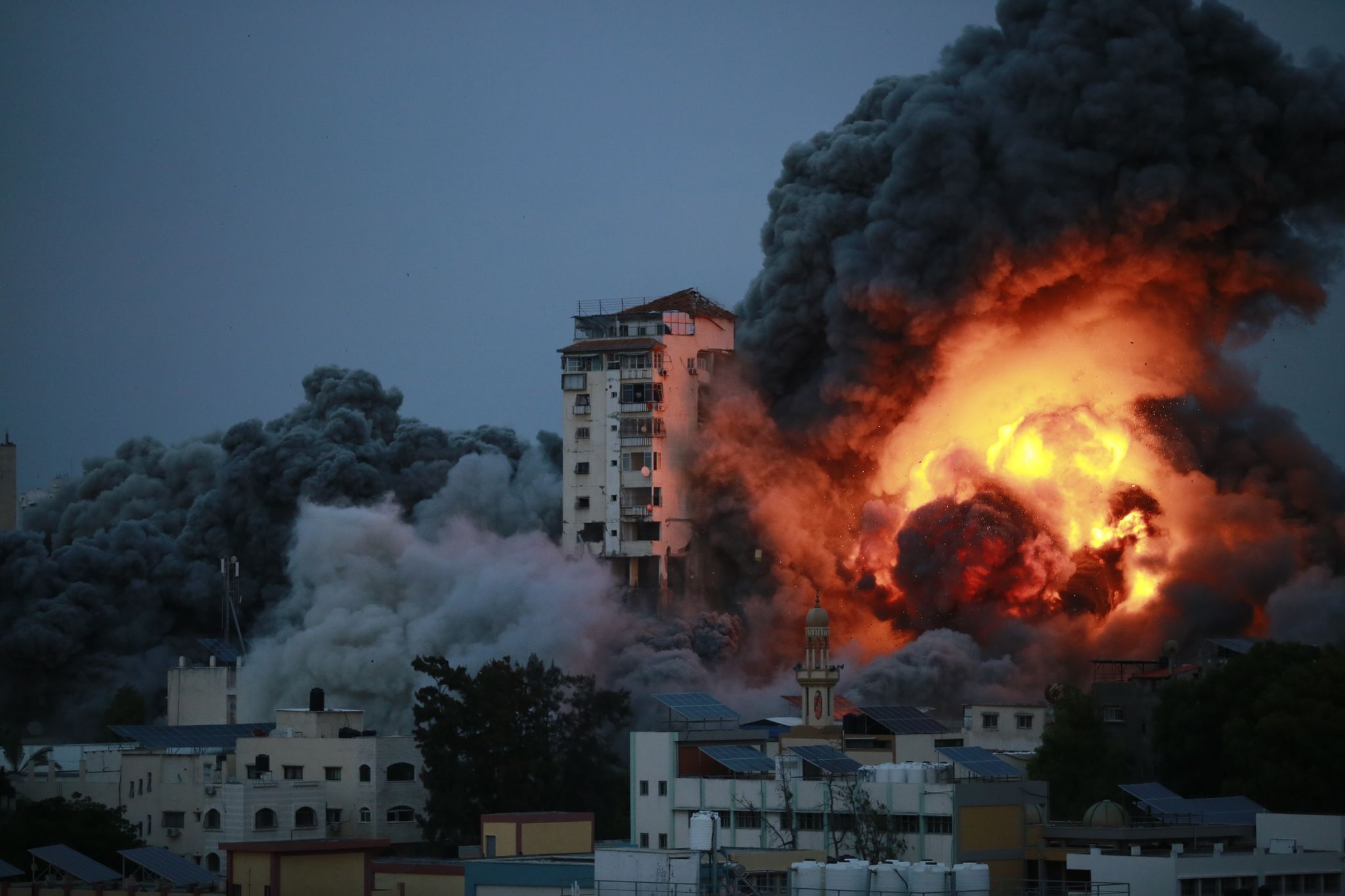 Rauch Und Flammen Steigen über Gaza-Stadt Auf, Nachdem Israelische Streitkräfte Ein Hochhaus Angegriffen Haben.