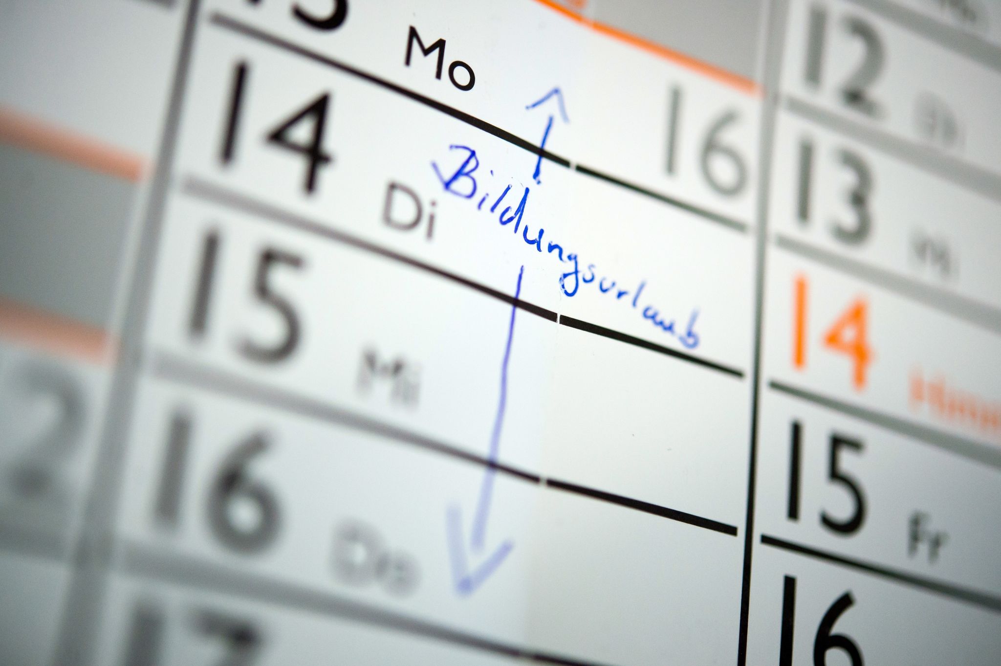 Auf Einem Kalender Ist Der Schriftzug «Bildungsurlaub» Zu Sehen.