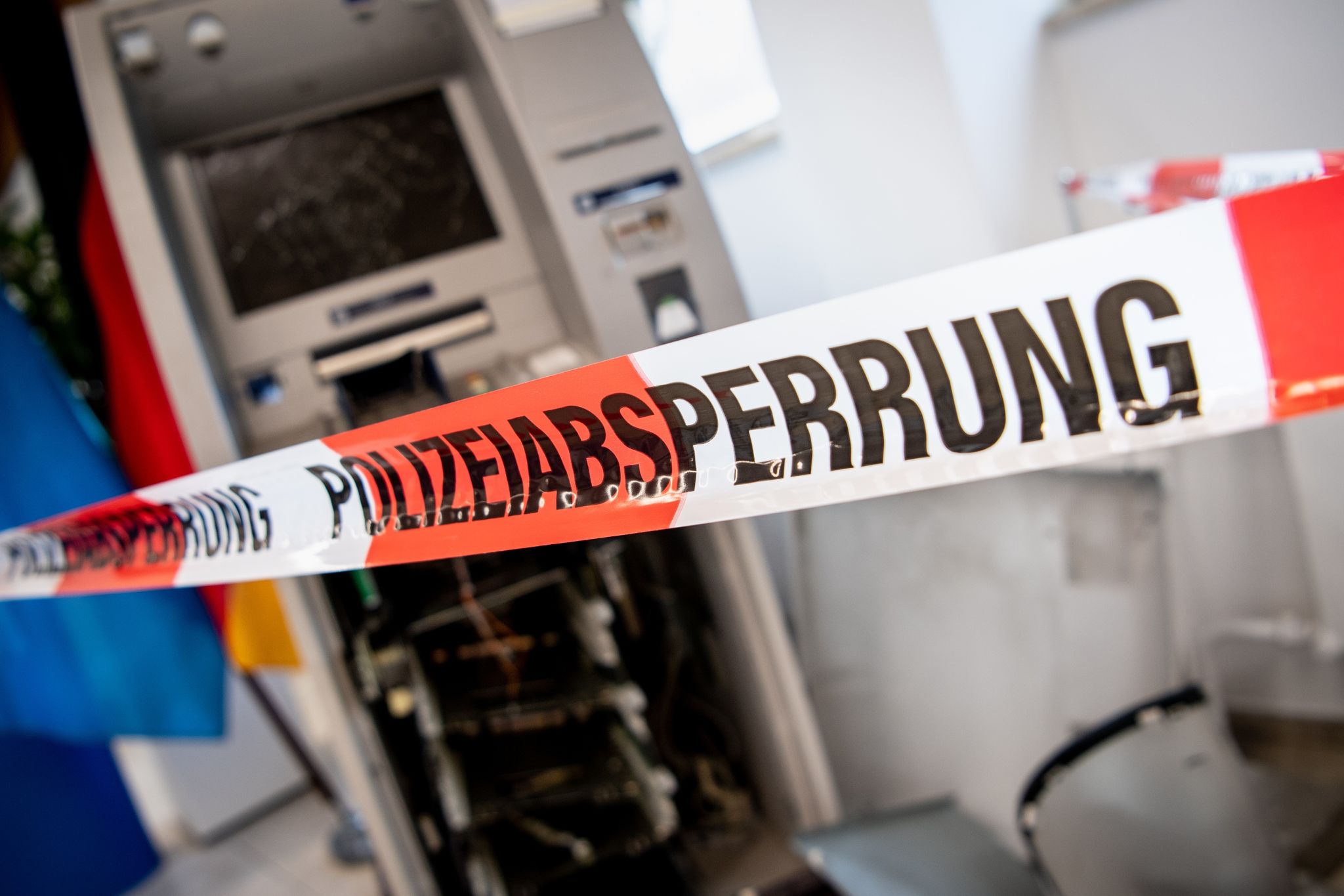 Ein Gesprengter Geldautomat Hinter Einem Flatterband Mit Der Aufschrift «Polizeiabsperrung».
