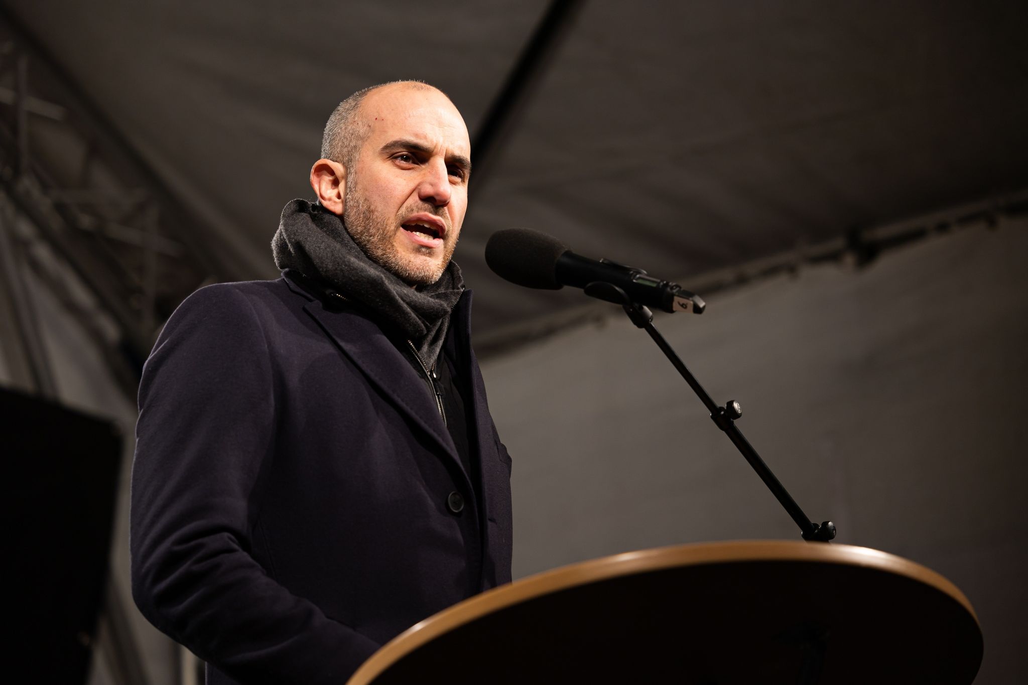 Hannovers Oberbürgermeister Belit Onay Spricht Auf Einer Bühne.