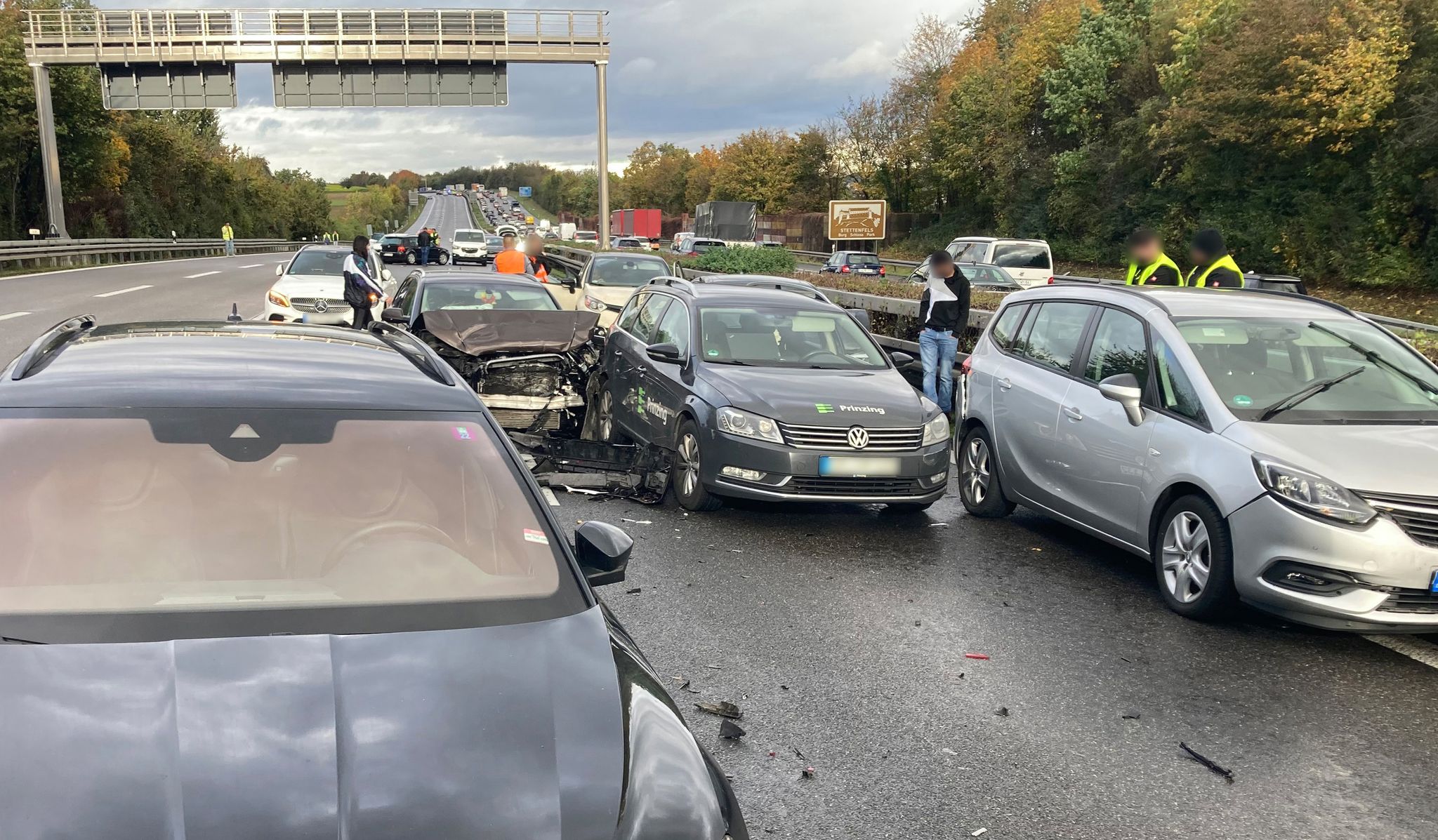 Bei Mehreren Massenkarambolagen Auf Der Autobahn Nahe Heilbronn Sind Am Freitagnachmittag Dutzende Fahrzeuge An Insgesamt 17 Verschiedenen Unfallstellen Aufeinandergefahren.