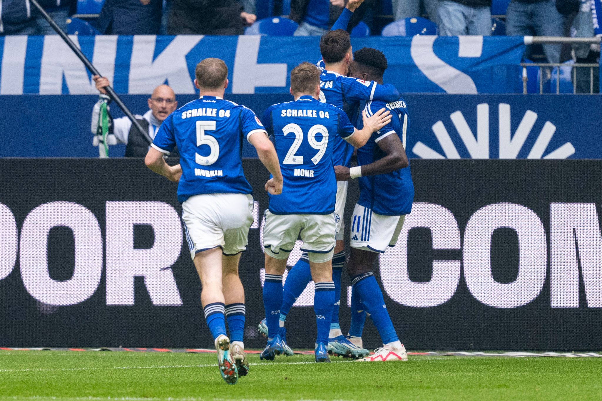 Die Krisengeplagten Schalker Konnten Sich Gegen Hannover über Den Dritten Saisonsieg Freuen.