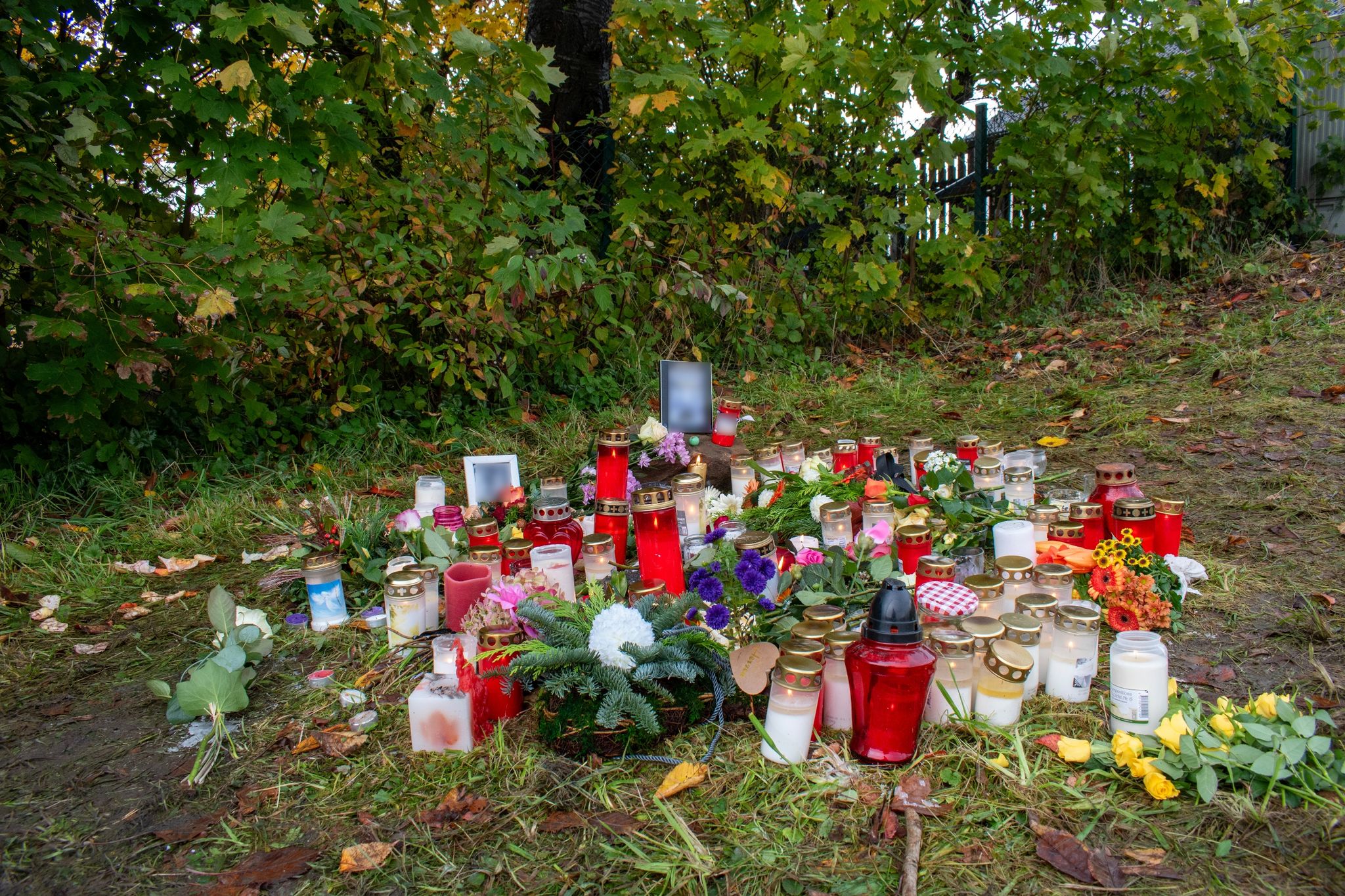 Blumen Und Kerzen Im Gedenken An Einen Obdachlosen. Er Wurde Mit Messerstichen Getötet.