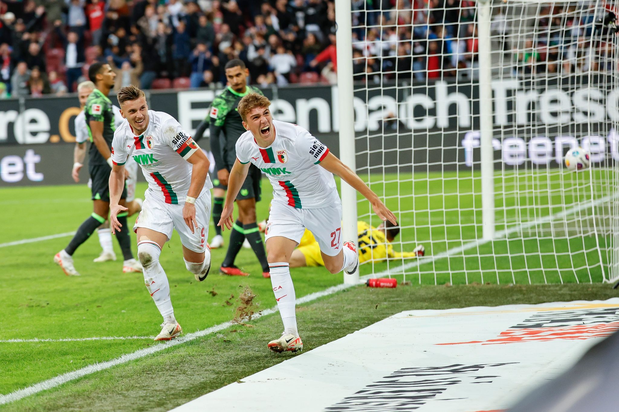 Der Augsburger Torschütze Arne Engels (r) Jubelt Mit Kapitän Ermedin Demirovic Nach Seinem Tor Zum 3:2.