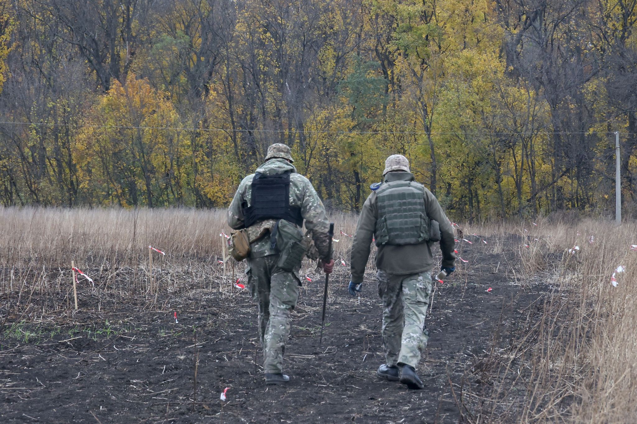 Soldaten Der Kampfmittelabwehr Der Ukraine Führen Entminungsarbeiten In Der Region Charkiw Im Nordosten Der Ukraine Durch.