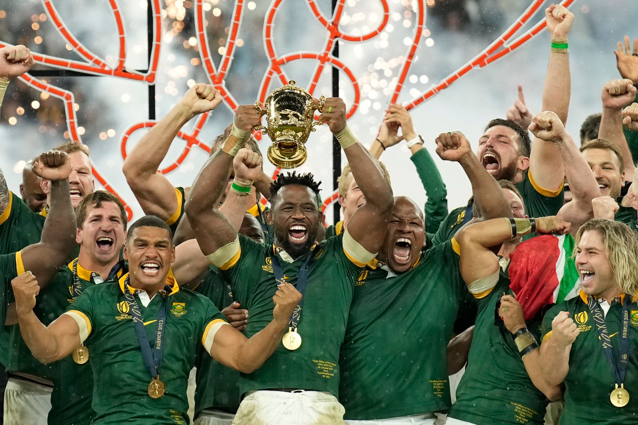 Südafrikas Siya Kolisi Hebt Den Pokal In Die Höhe.