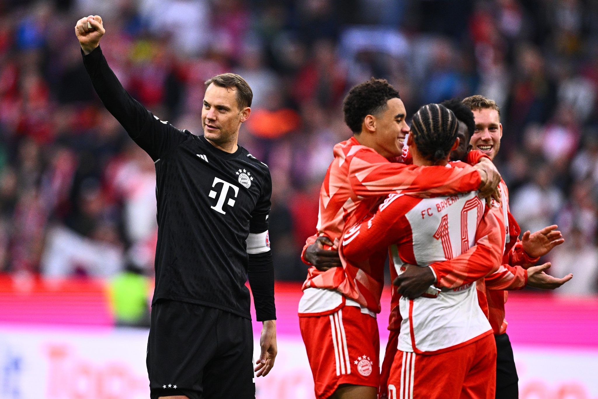 Bayern-Torwart Manuel Neuer Feierte Bei Seinem Comeback Einen Kantersieg.