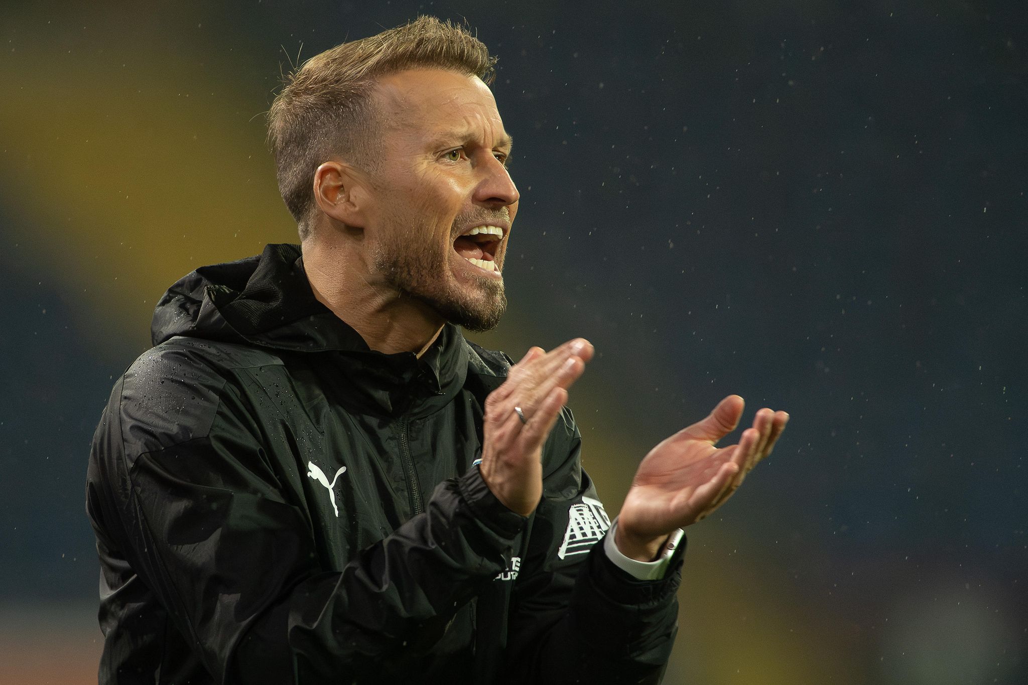 Braunschweigs Trainer Marc Pfitzner Gestikuliert.