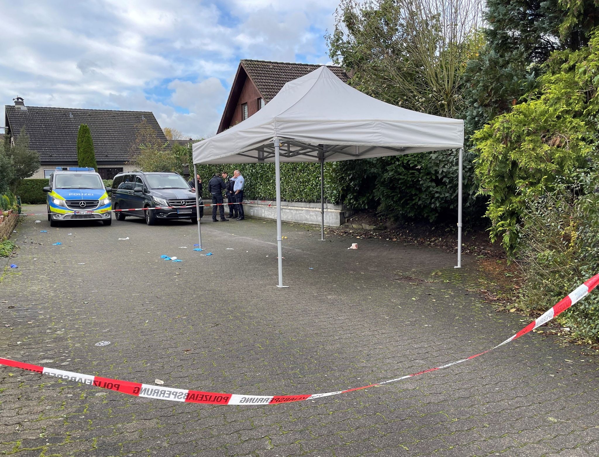 Die Polizei Am Tatort: In Einer Bielefelder Wohnsiedlung Ist Eine 21-Jährige Opfer Eines Tötungsdeliktes Geworden.