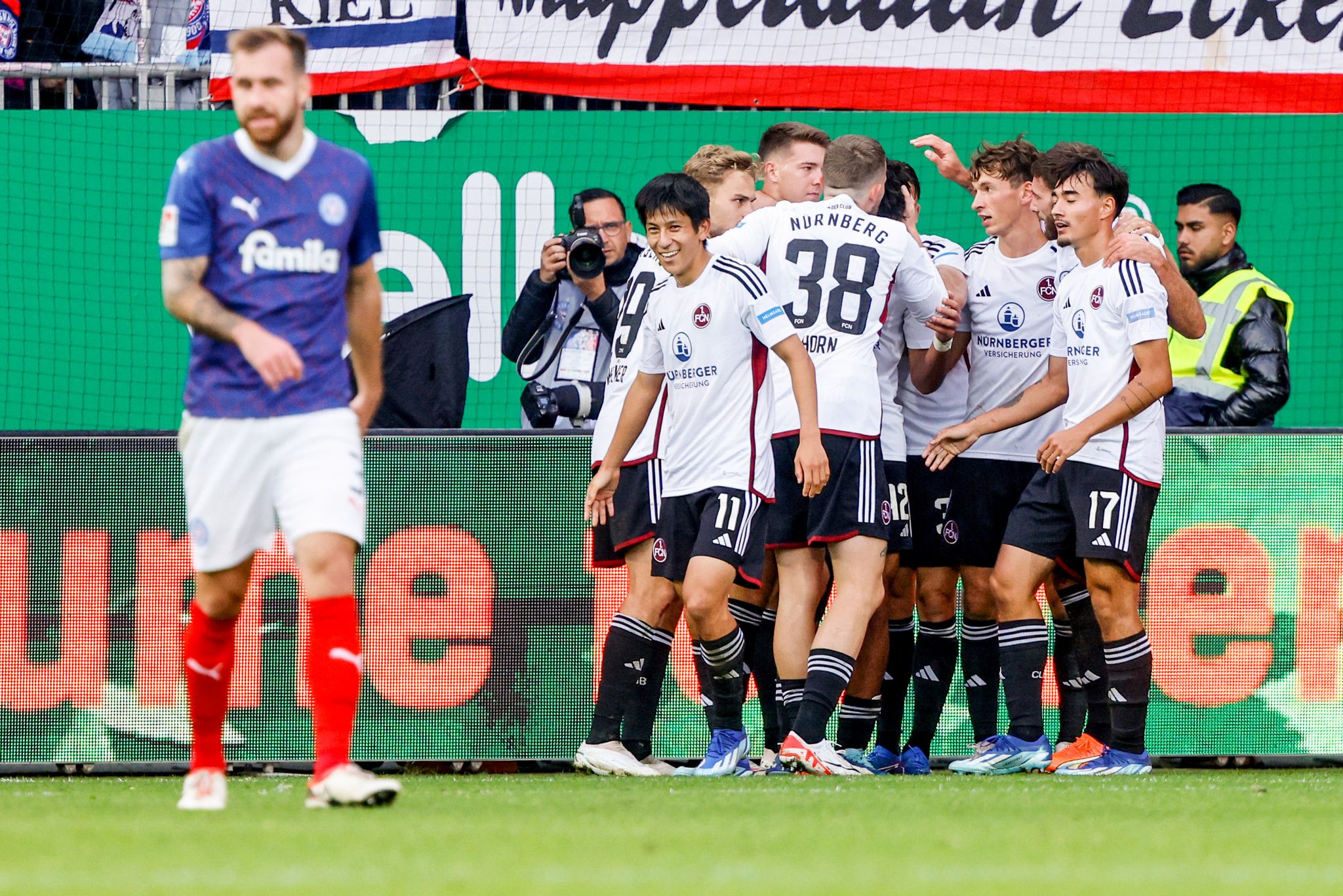 Nürnbergs Spieler Feiern Den Treffer Zum 2:0 Beim Sieg In Kiel.