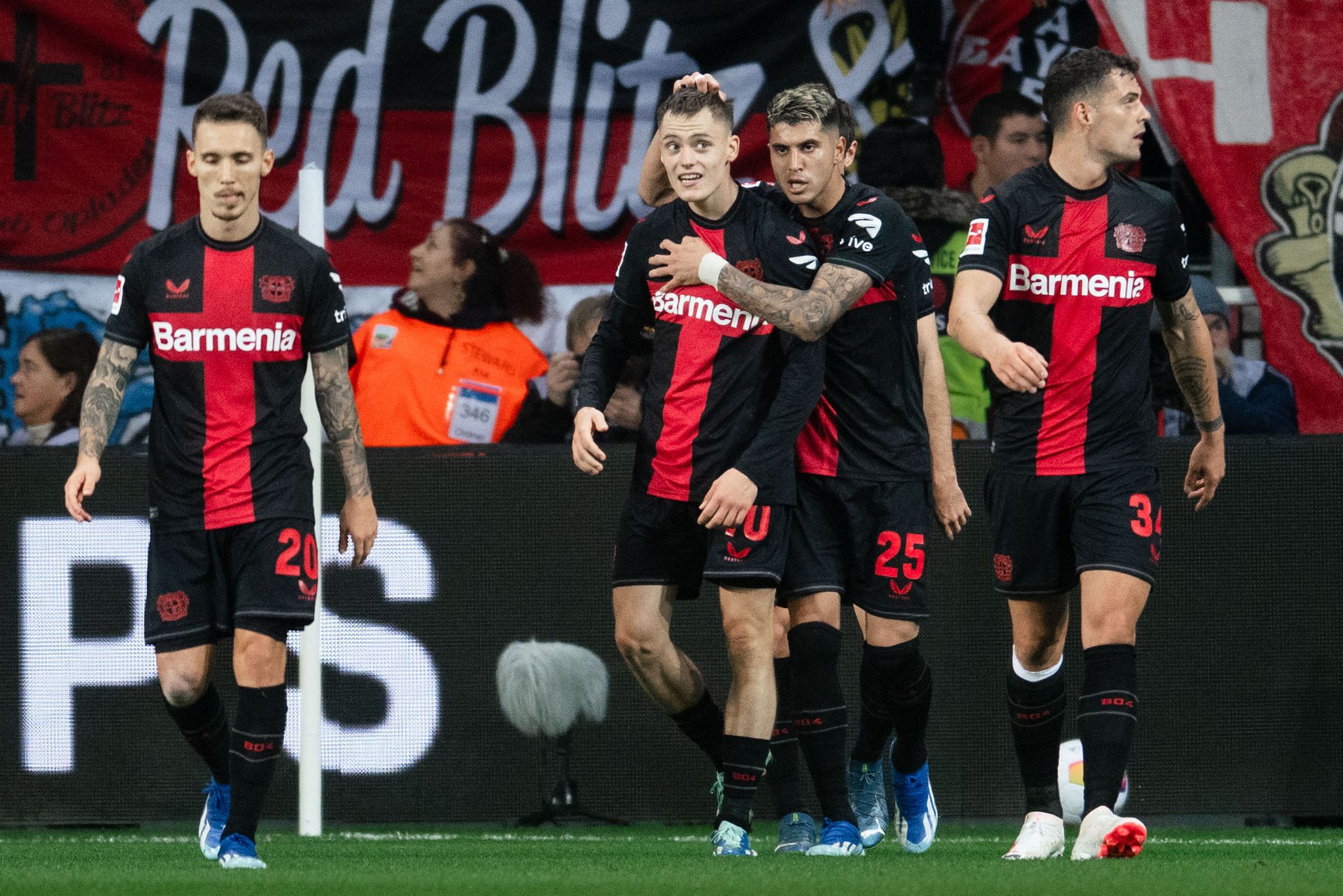 Wird Von Seinen Teamkollegen Nach Einem Zaubertor Zum 1:0 Geherzt: Florian Wirtz (2.v.l.n.r).