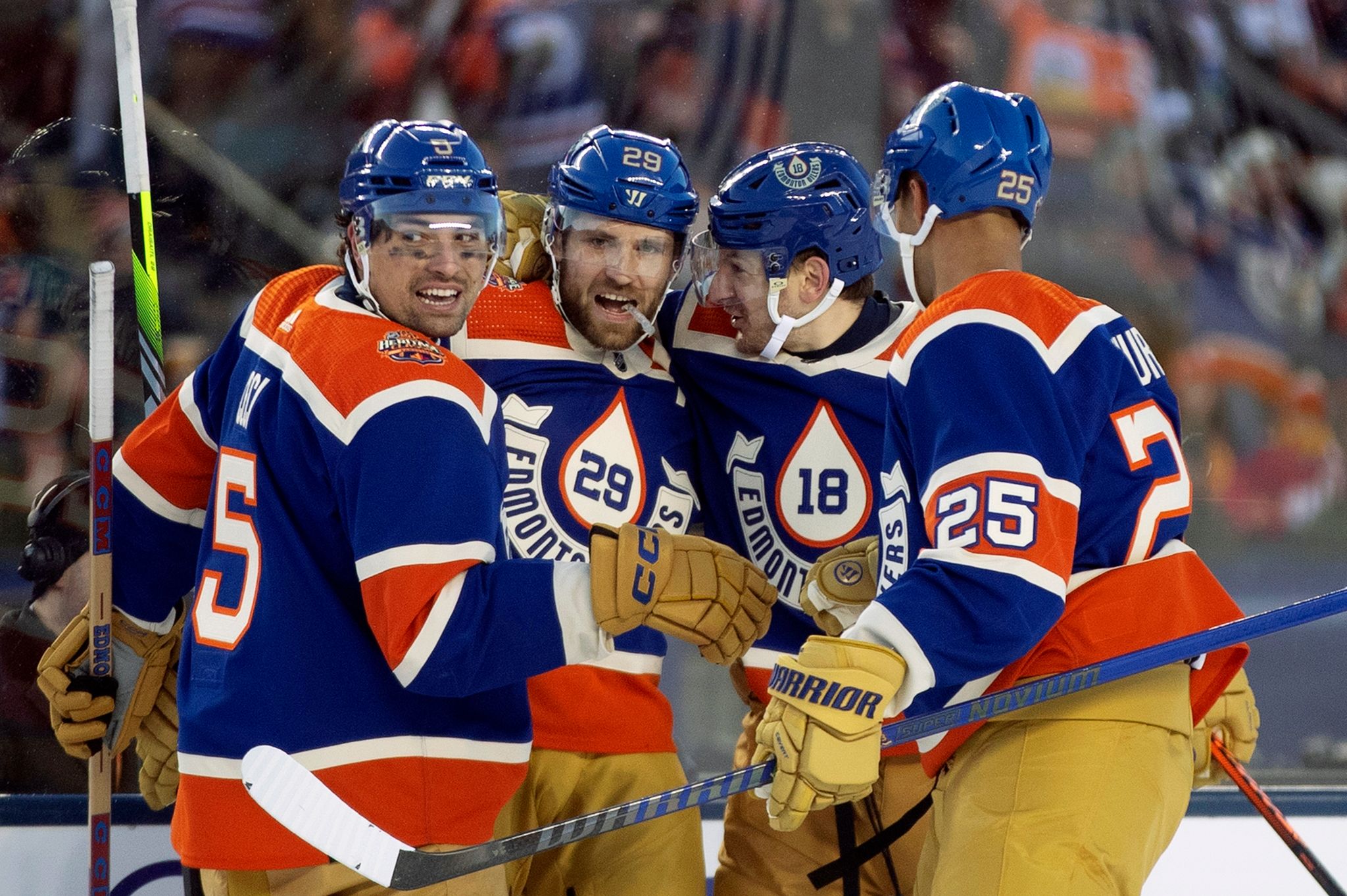 Cody Ceci (5), Leon Draisaitl (29), Zach Hyman (18) Und Darnell Nurse (25) Von Den Edmonton Oilers Feiern Das Tor Von Hyman.