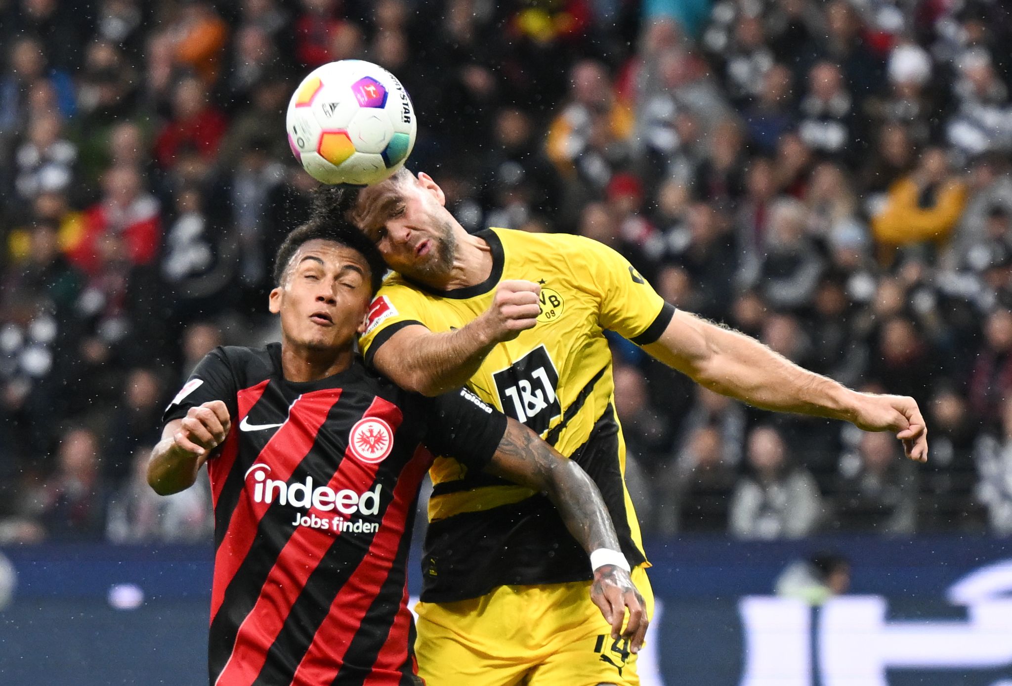 Frankfurts Tuta (l) Und Dortmunds Niclas Füllkrug Kämpfen Um Den Ball.
