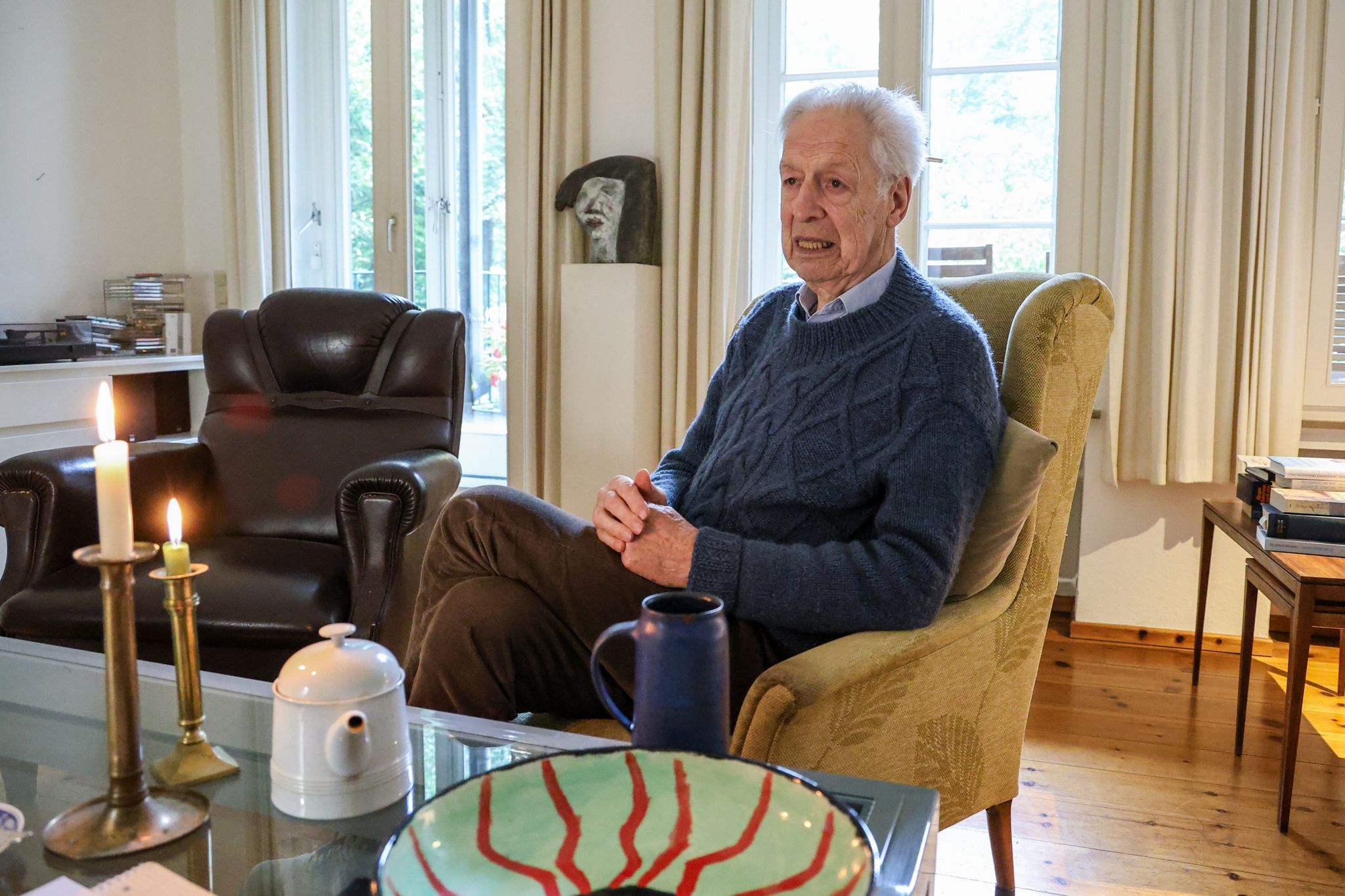 Henning Scherf (SPD), Deutscher Politiker Und Jurist, Ehemaliger Präsident Des Bremer Senats Und Bürgermeister, Gibt In Seiner Wohnung In Bremen Ein Interview.