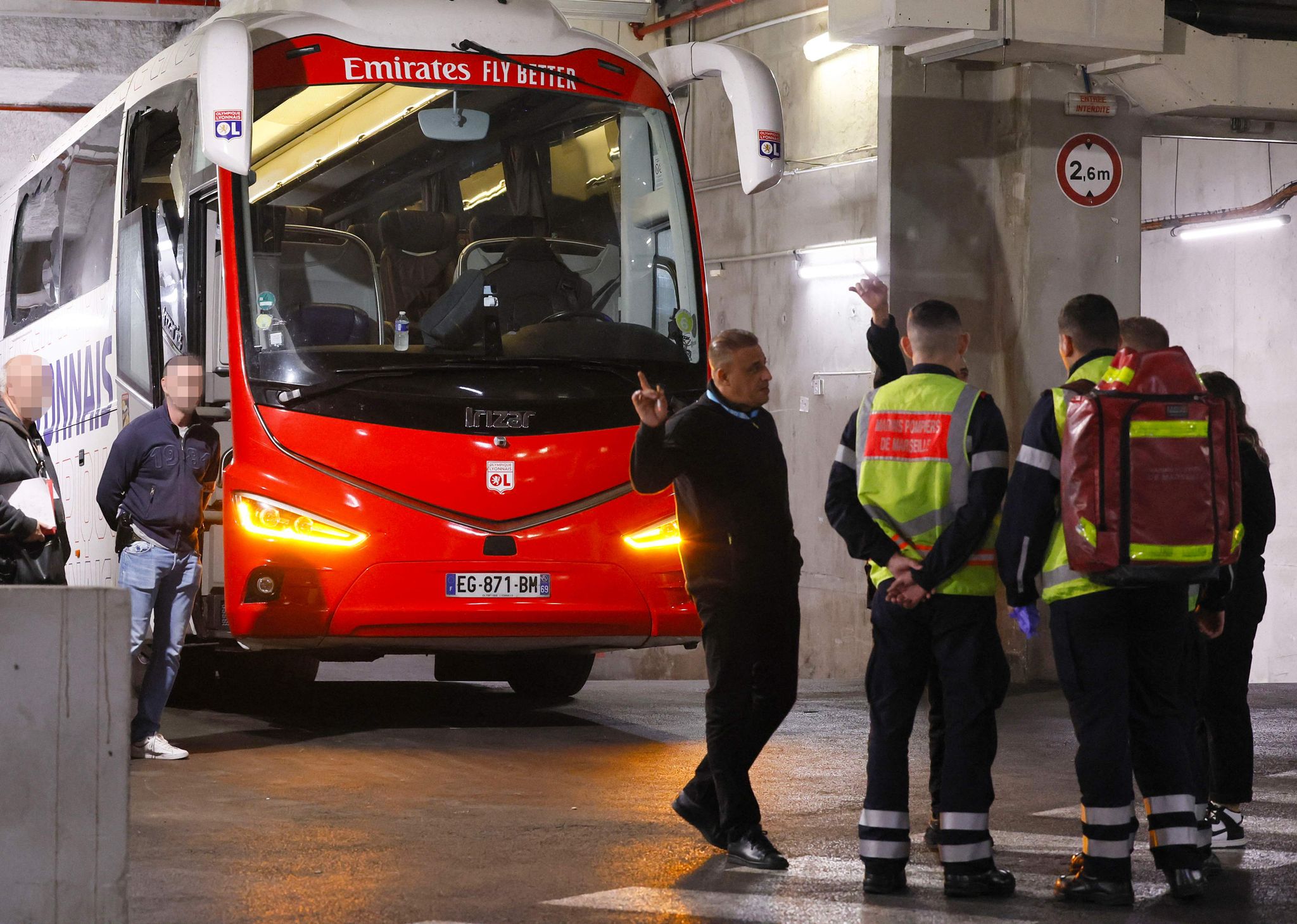 Auf Den Teambus Von Olympique Lyon Gab Es Einen Brutalen Angriff.
