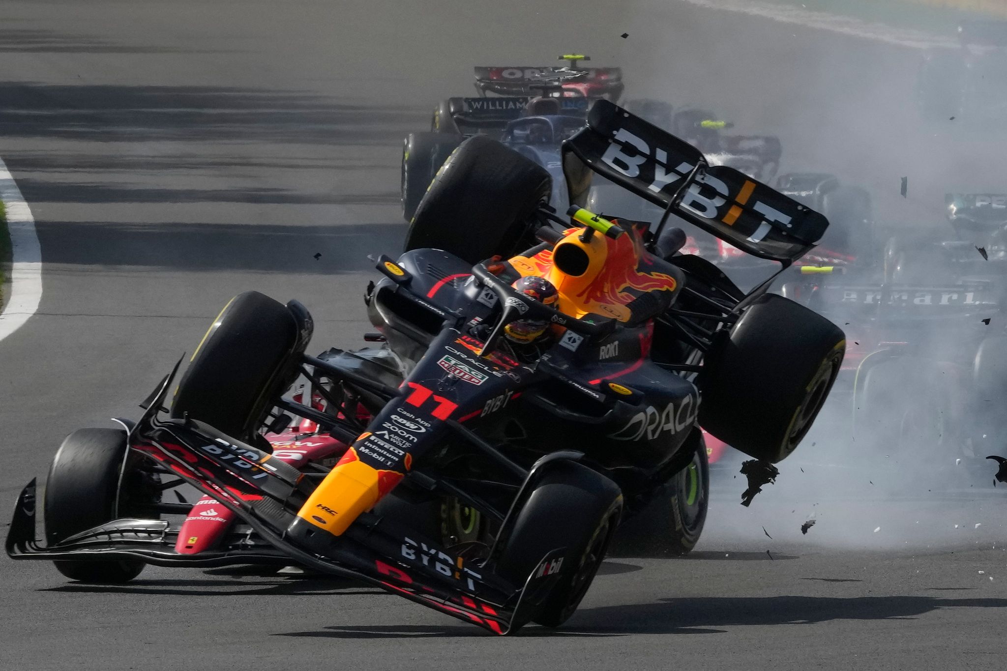 Red-Bull-Pilo Sergio Pérez Sorgte In Seiner Heimat Für Einen Unfall.