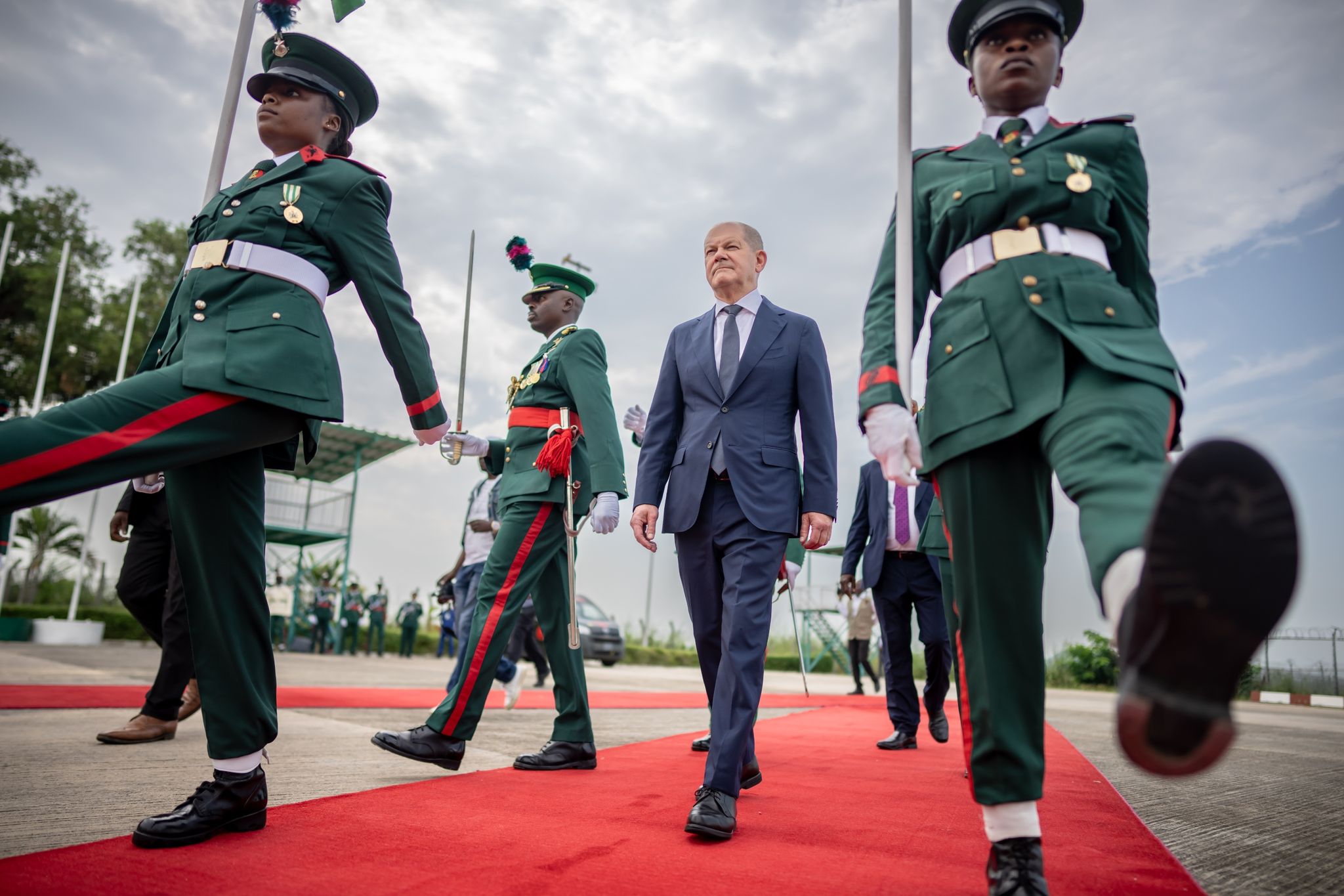 Bundeskanzler Olaf Scholz Besucht Mit Nigeria Das Bevölkerungsreichste Und Wirtschaftsstärkste Land Des Kontinents.