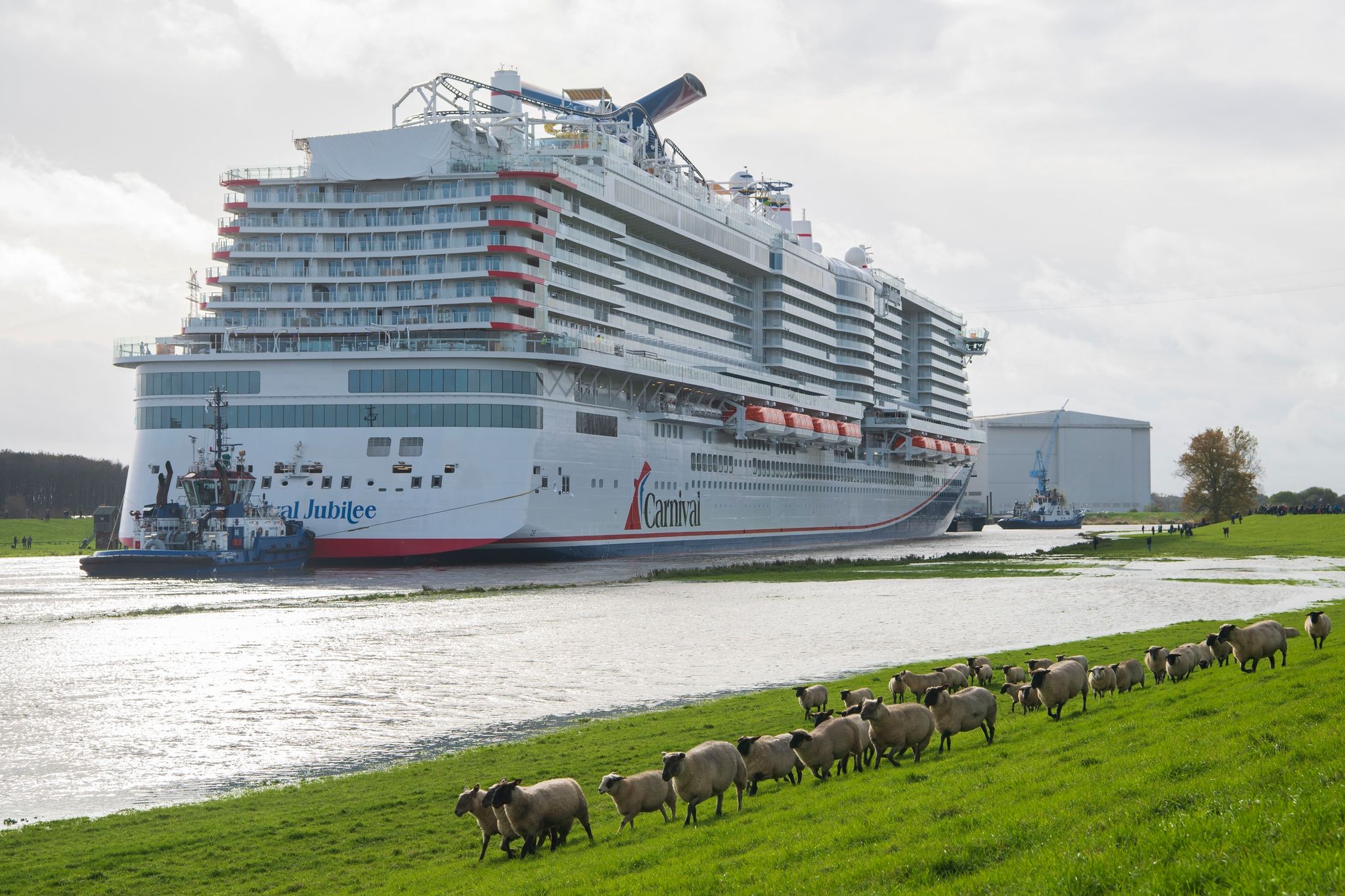 Das Neue Kreuzfahrtschiff Der Papenburger Meyer Werft «Carnival Jubilee»wird über Die Ems Zur Nordsee überführt.