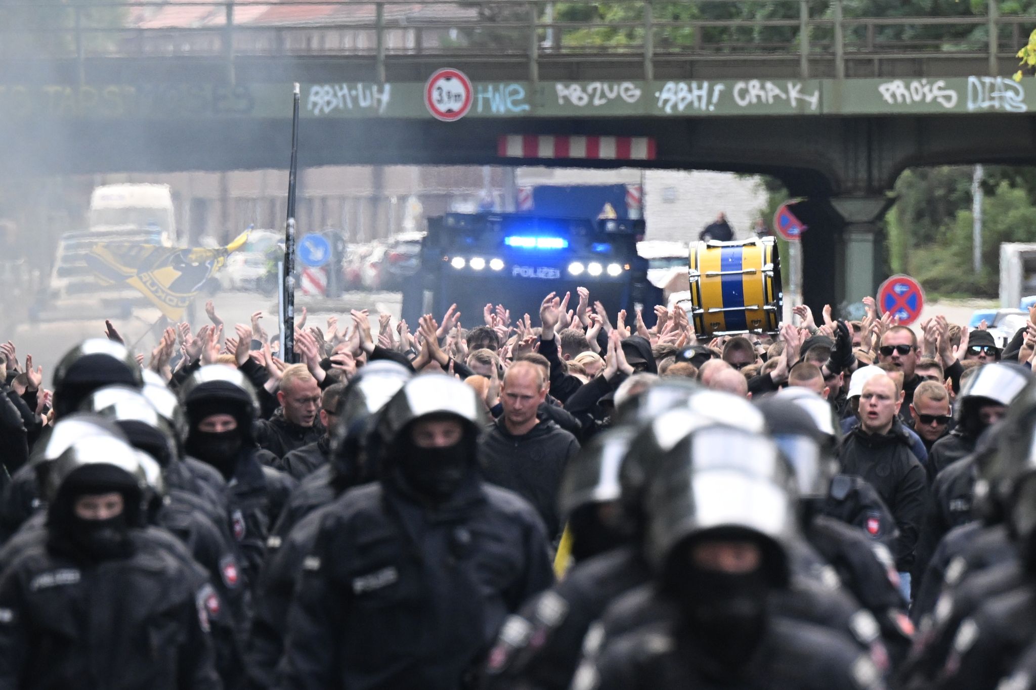 Polizisten Begleiten Braunschweiger Fans Zum Stadion.