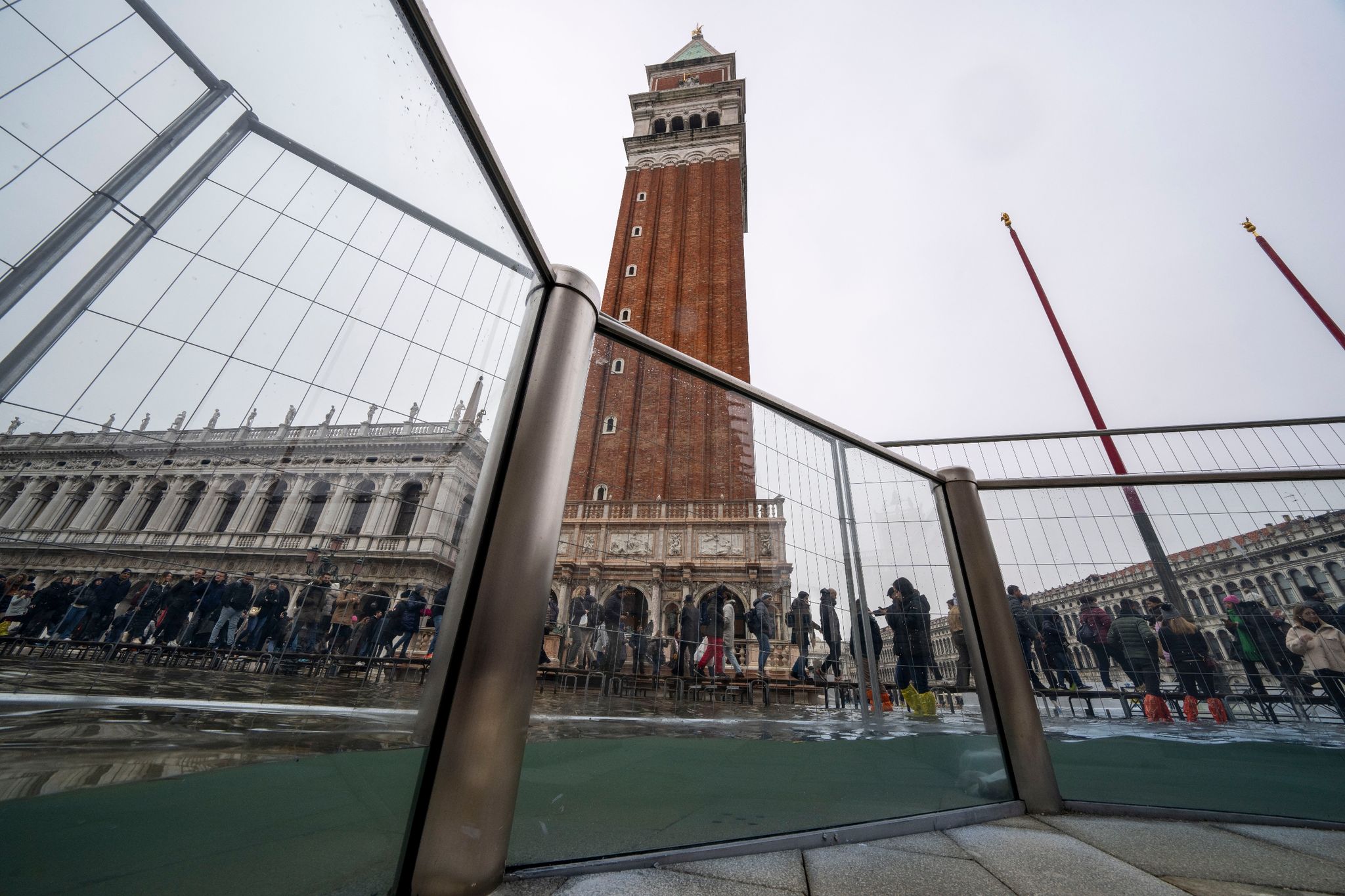 Touristen Gehen Auf Laufstegen über Den überschwemmten Markusplatz.
