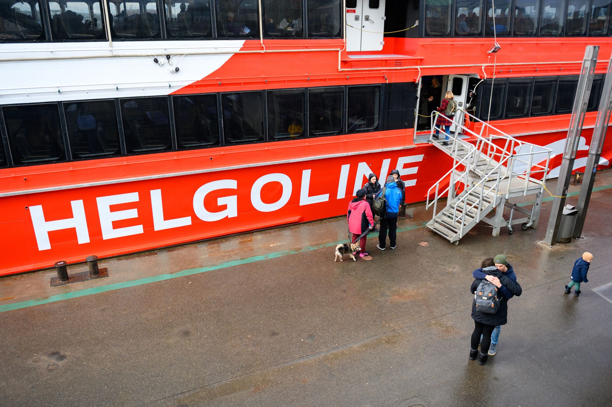Passagiere Besteigen Den Helgoland-Katamaran An Den Landungsbrücken.
