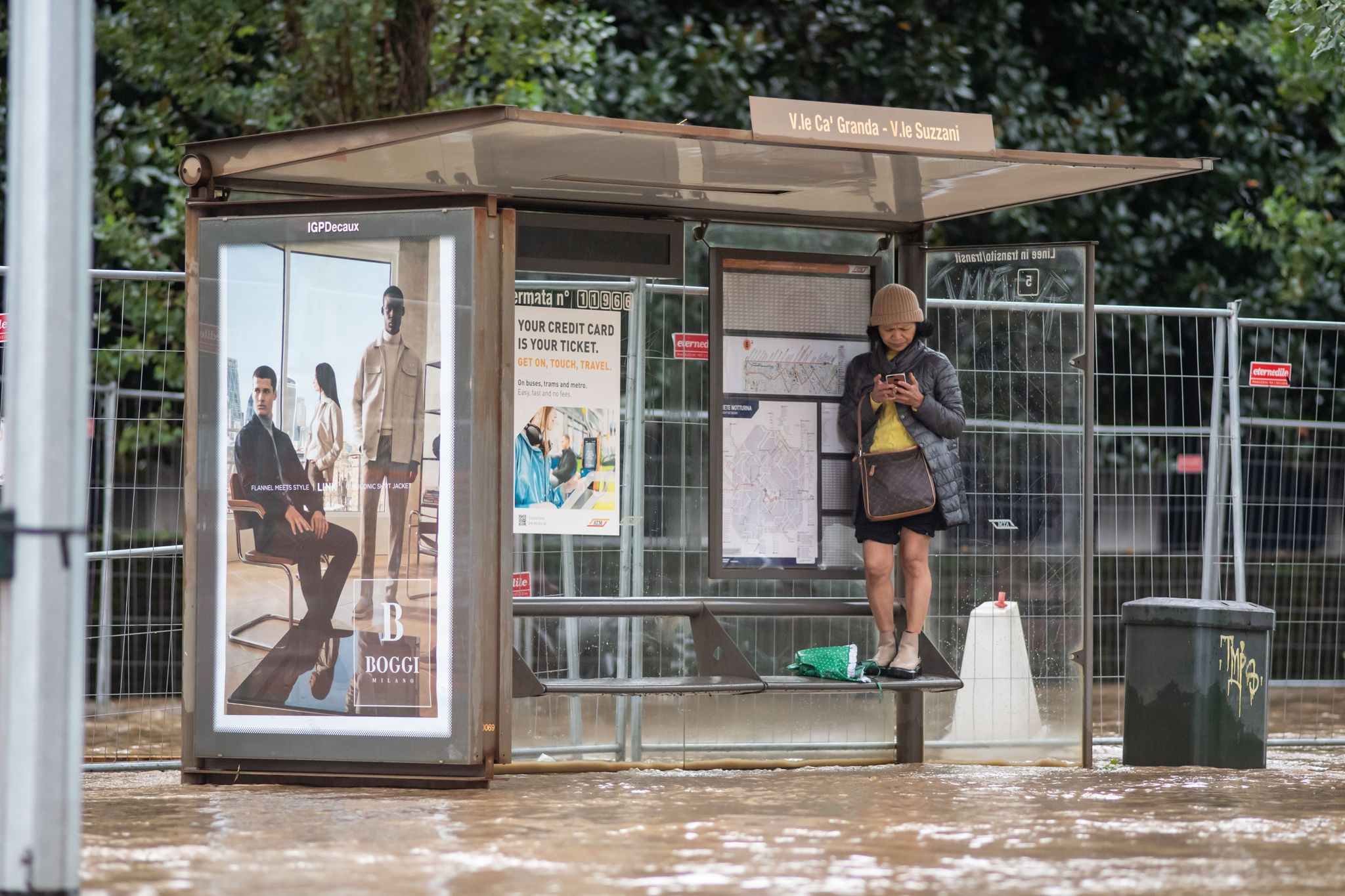 Wasser Umschließt Eine Bushaltestation In Mailand.