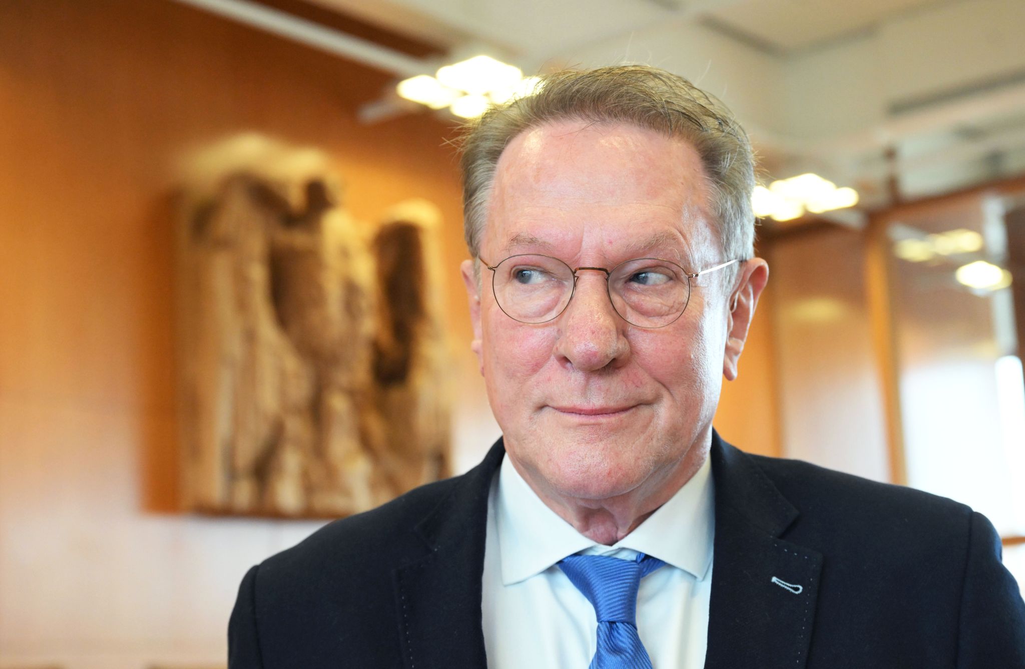Wolfram Schädler Schaut Zur Seite.